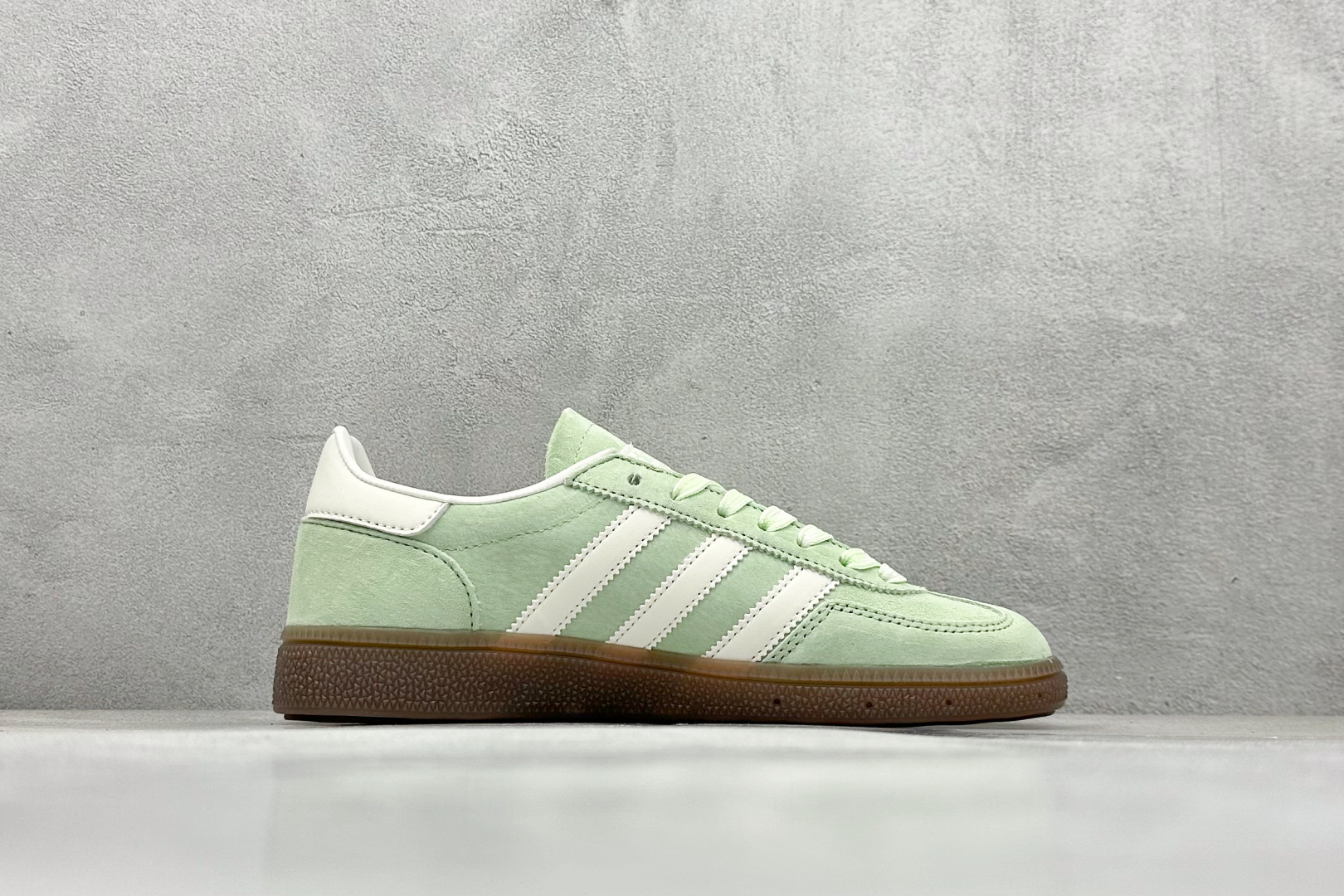 💰160
AD Handball Spezial 阿迪达斯经典款复古休闲板鞋
#原厂原档案开发出品 皮料切割干净无任何毛边 鞋型细节完美 超高清洁度
货号:KI5932
尺码:36 36.5 37 38 38.5 39 40 40.5 41 42 42.5 43 44 44.5 45
编码:28