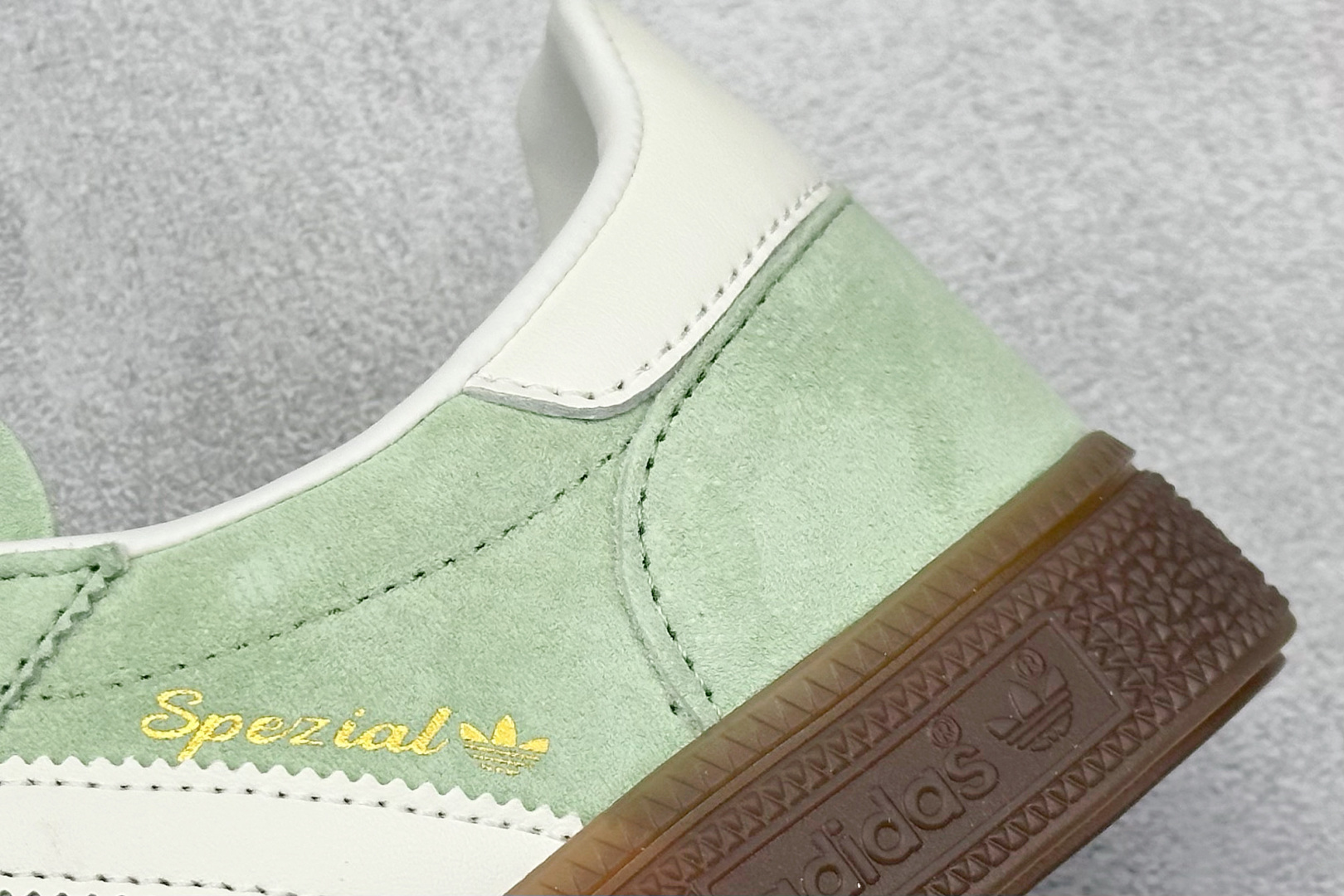 💰160
AD Handball Spezial 阿迪达斯经典款复古休闲板鞋
#原厂原档案开发出品 皮料切割干净无任何毛边 鞋型细节完美 超高清洁度
货号:KI5932
尺码:36 36.5 37 38 38.5 39 40 40.5 41 42 42.5 43 44 44.5 45
编码:28