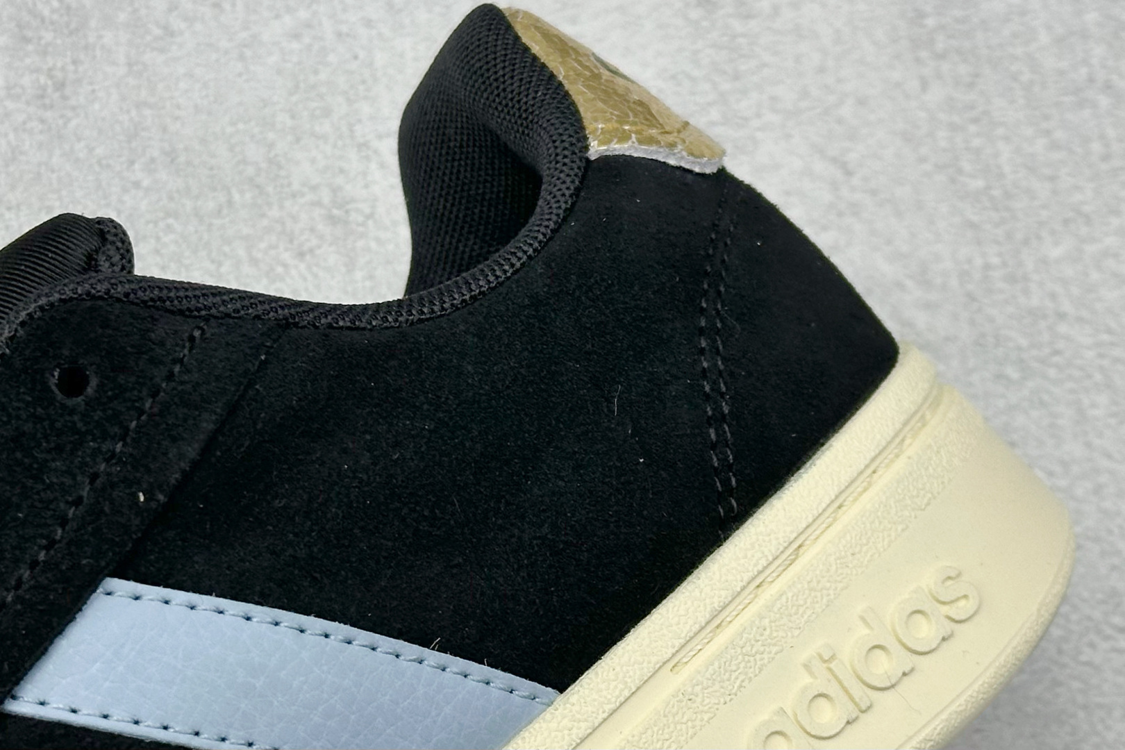 Adidas GRAND COURT ALPHA 复古潮流休闲面包鞋 JH8671