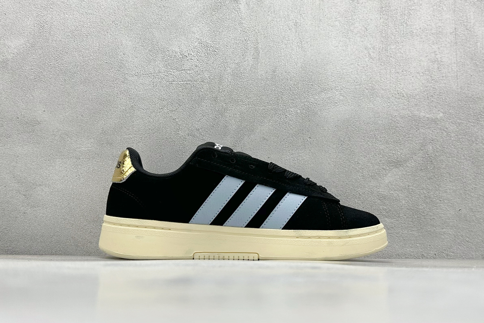 Adidas GRAND COURT ALPHA 复古潮流休闲面包鞋 JH8671