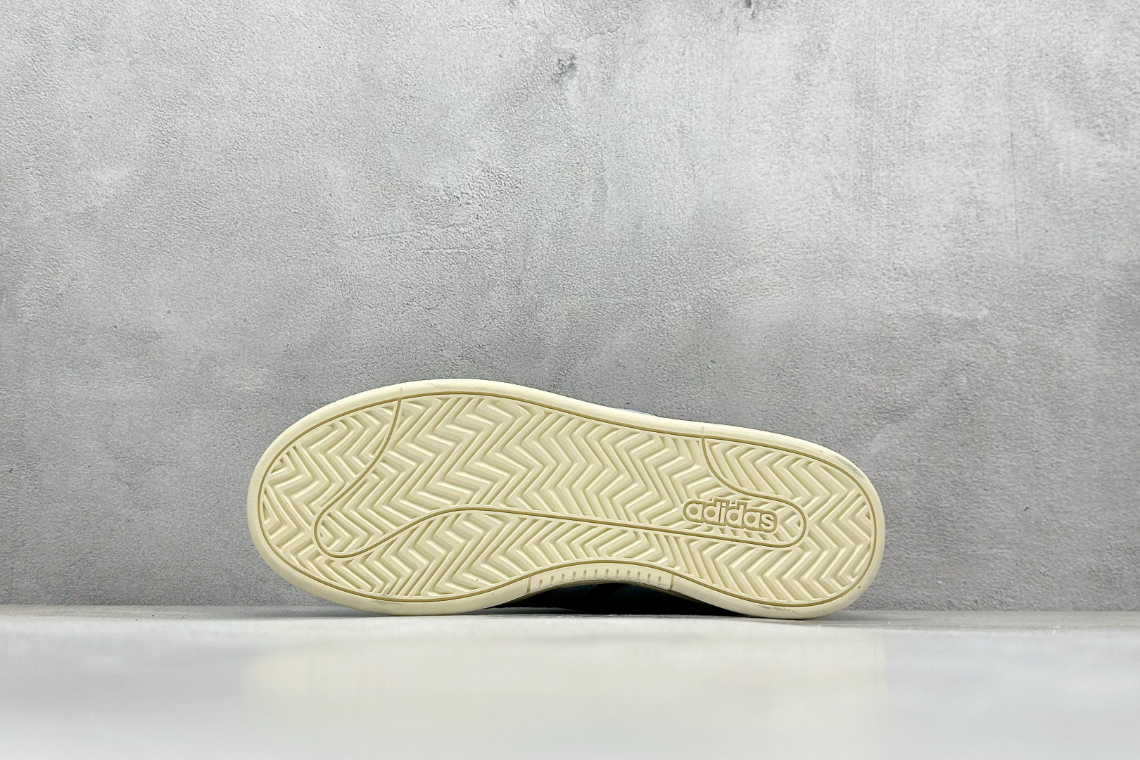 Adidas GRAND COURT ALPHA 复古潮流休闲面包鞋 JH8671