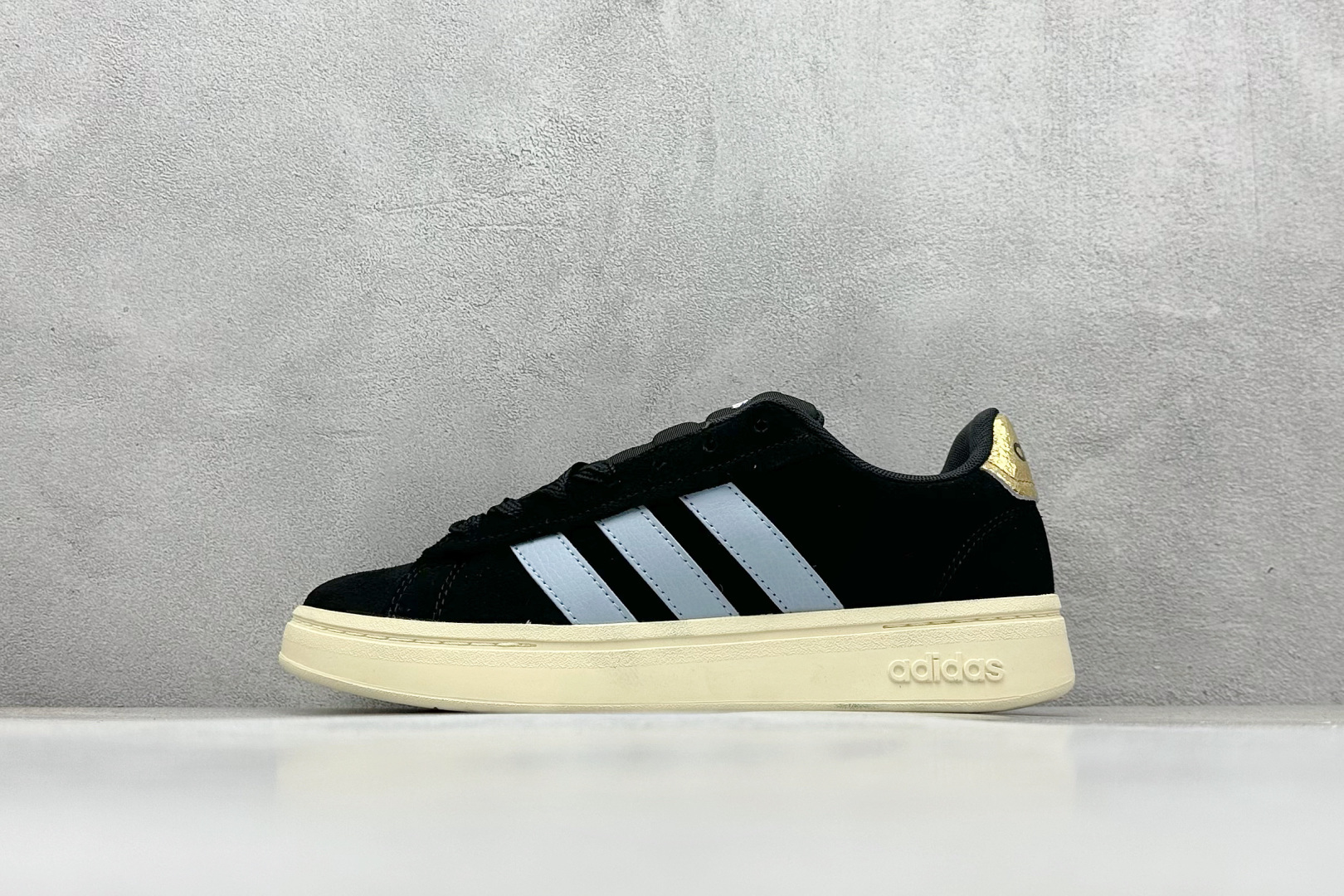 Adidas GRAND COURT ALPHA 复古潮流休闲面包鞋 JH8671