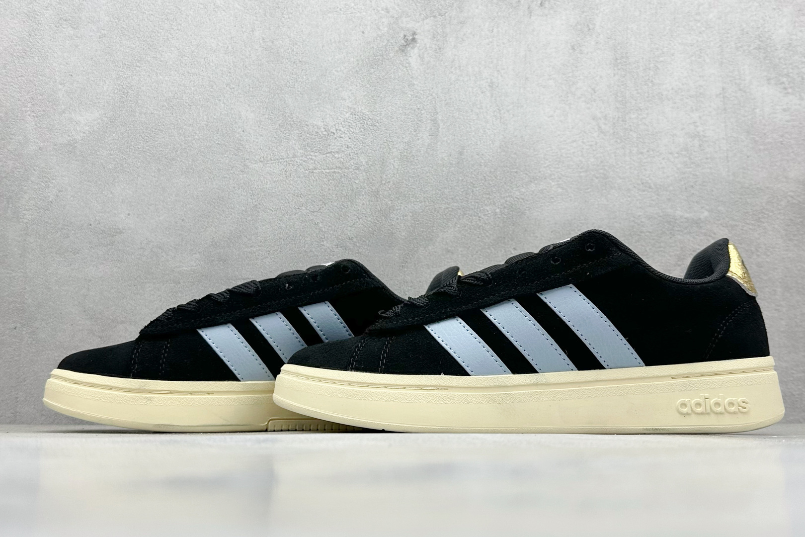 Adidas GRAND COURT ALPHA 复古潮流休闲面包鞋 JH8671