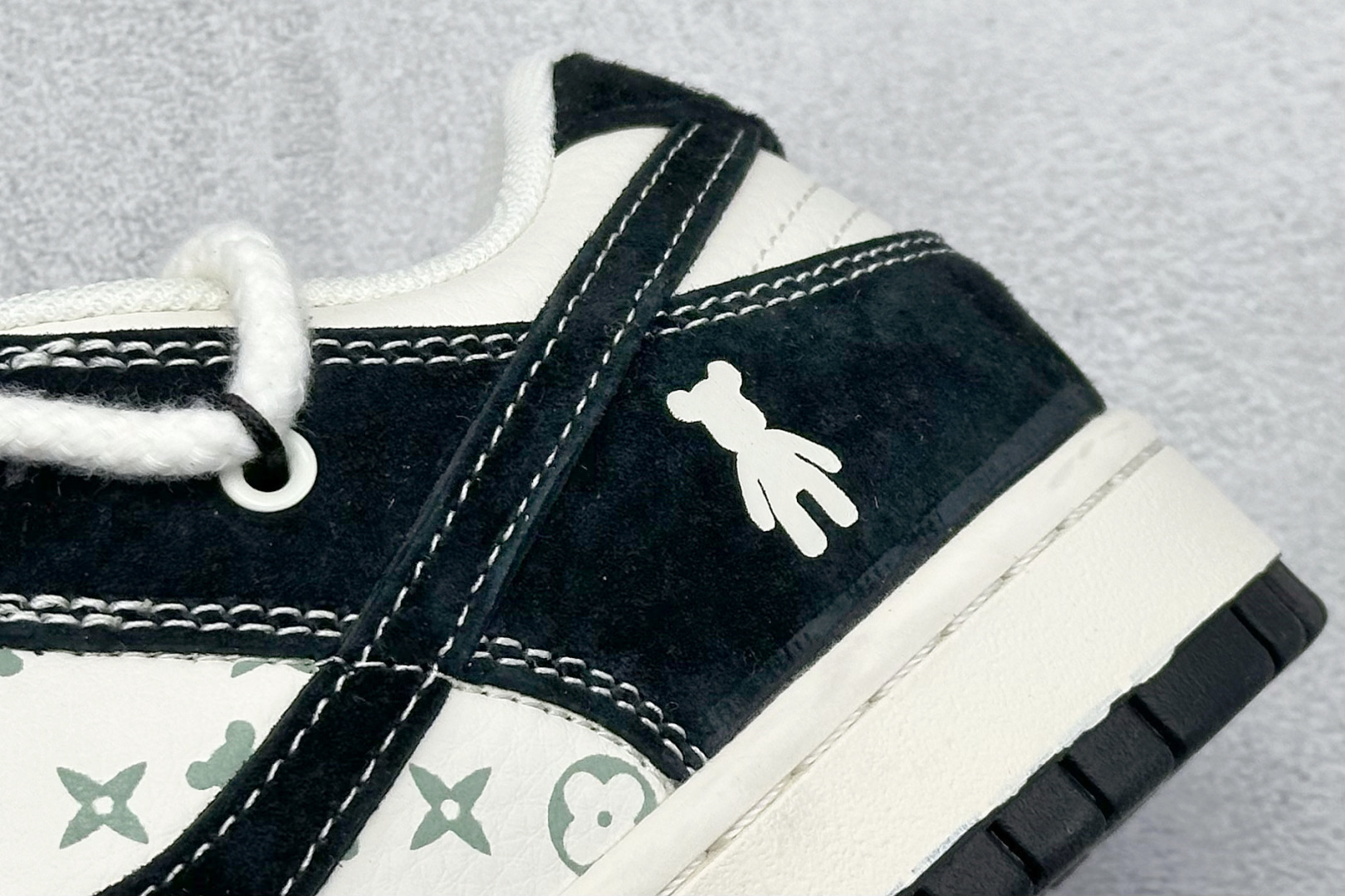 Nike SB Dunk Low x Stussy 黑白小钩绑带 SJ2068-290 Nike SB Dunk Low x Stussy 黑白小钩绑带 SJ2068-290