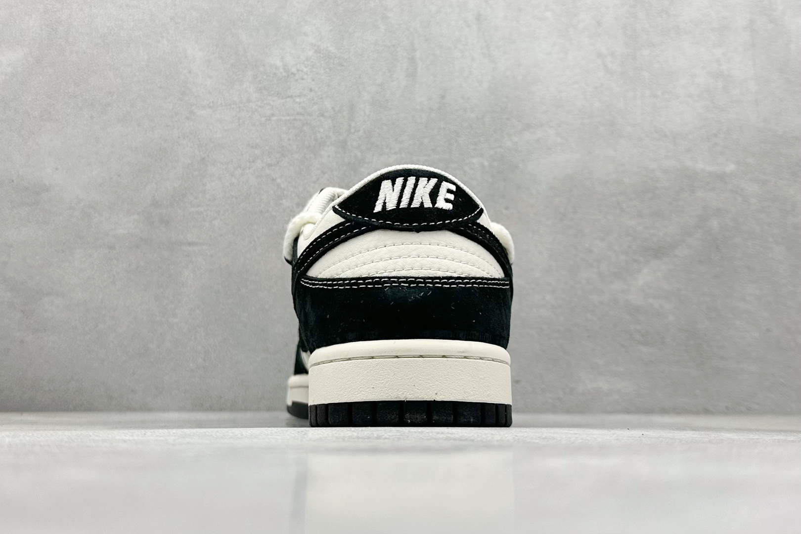 Nike SB Dunk Low x Stussy 黑白小钩绑带 SJ2068-290 Nike SB Dunk Low x Stussy 黑白小钩绑带 SJ2068-290