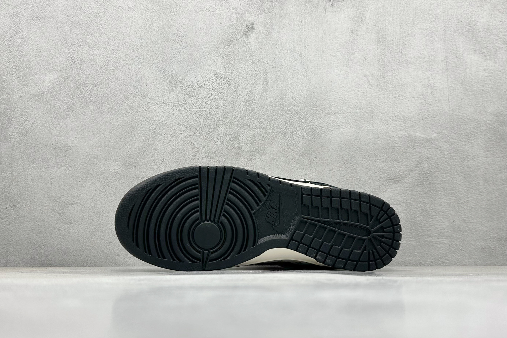 Nike SB Dunk Low x Stussy 黑白小钩绑带 SJ2068-290 Nike SB Dunk Low x Stussy 黑白小钩绑带 SJ2068-290