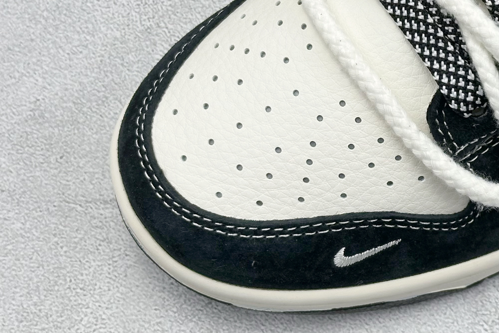 Nike SB Dunk Low x Stussy 黑白小钩绑带 SJ2068-290 Nike SB Dunk Low x Stussy 黑白小钩绑带 SJ2068-290