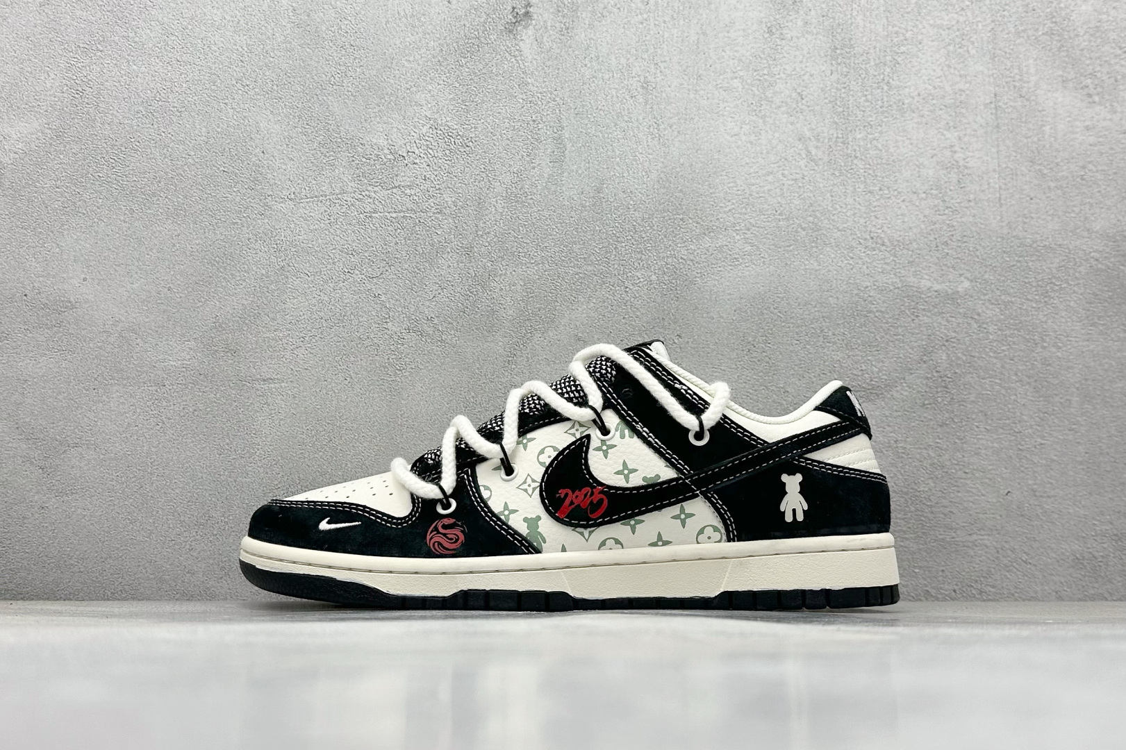 Nike SB Dunk Low x Stussy 黑白小钩绑带 SJ2068-290 Nike SB Dunk Low x Stussy 黑白小钩绑带 SJ2068-290