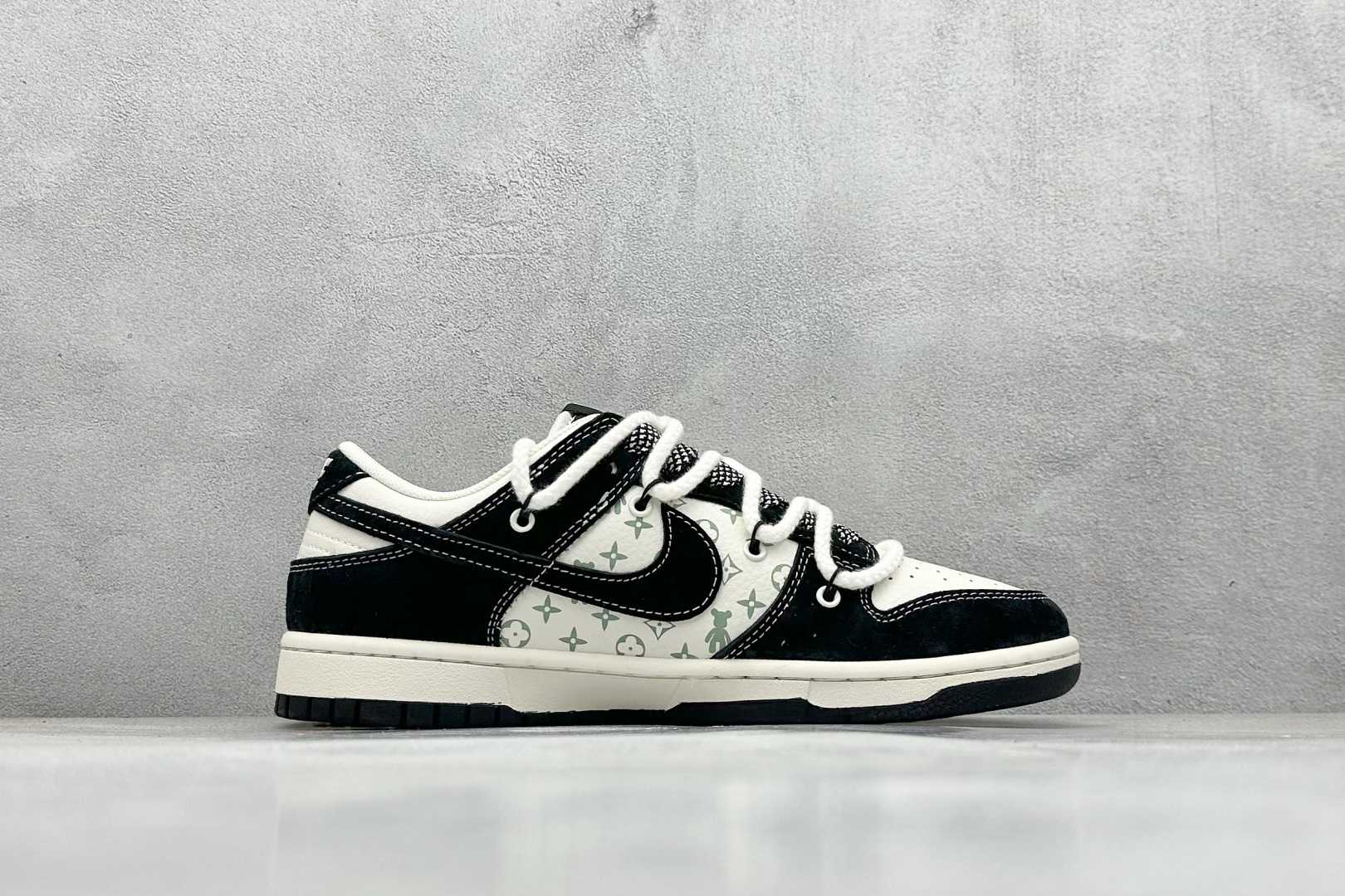 Nike SB Dunk Low x Stussy 黑白小钩绑带 SJ2068-290 Nike SB Dunk Low x Stussy 黑白小钩绑带 SJ2068-290