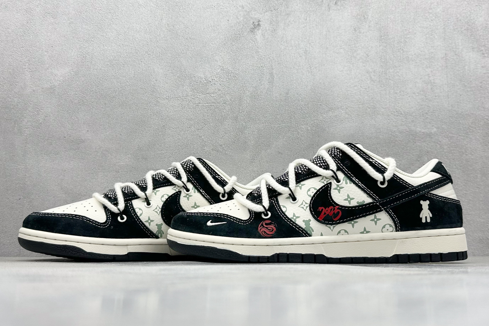 Nike SB Dunk Low x Stussy 黑白小钩绑带 SJ2068-290 Nike SB Dunk Low x Stussy 黑白小钩绑带 SJ2068-290