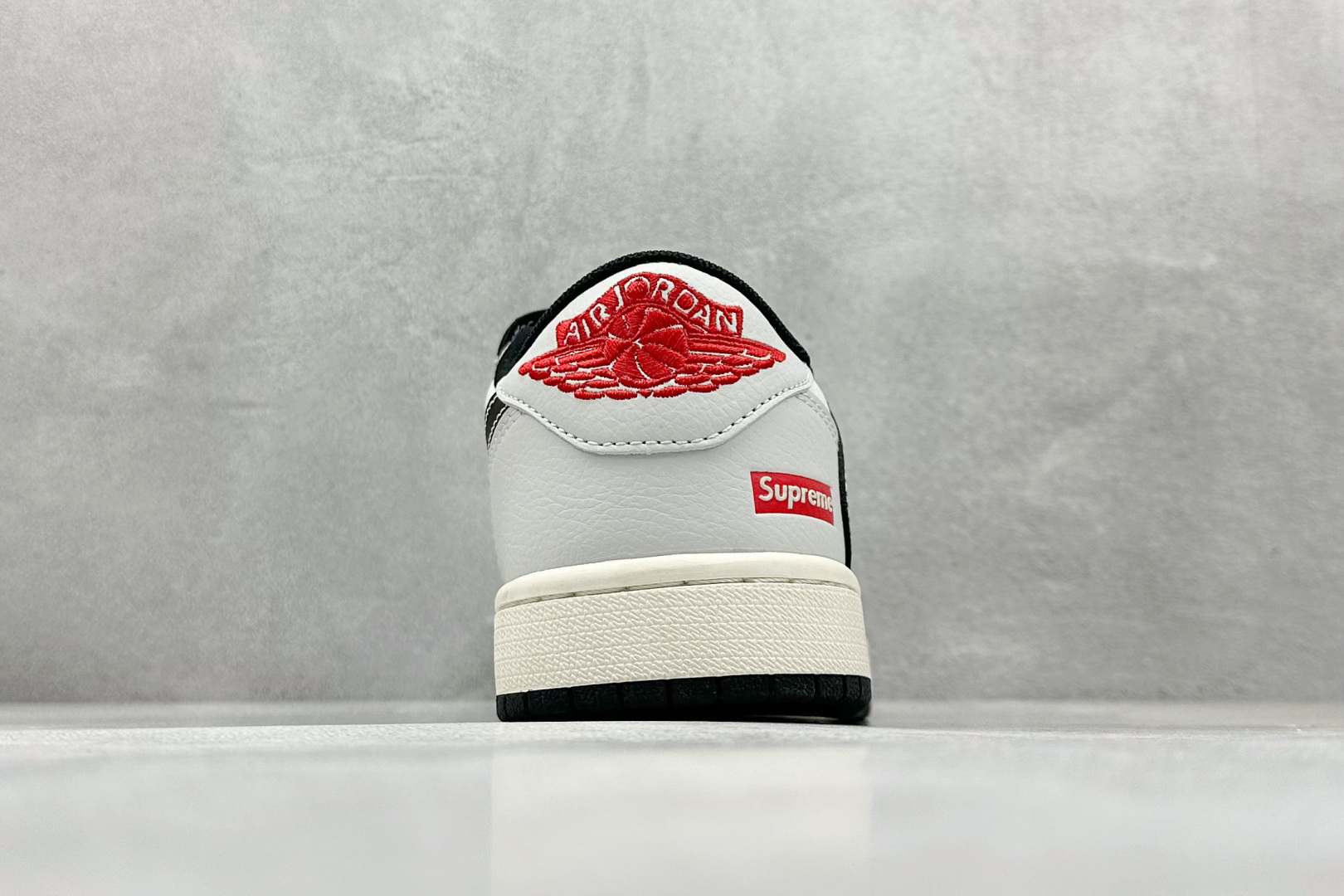 XC版 Travis Scott x Nike Air Jordan 1 Low x Supreme 米黑红 Air Jordan 1 Low 反转米黑红小钩倒钩 SJ2068-119 XC版 Travis Scott x Nike Air Jordan 1 Low x Supreme 米黑红 Air Jordan 1 Low 反转米黑红小钩倒钩 SJ2068-119