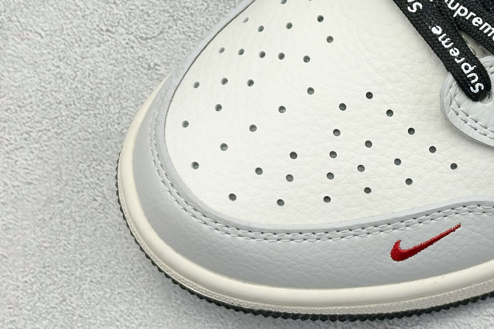 XC版 Travis Scott x Nike Air Jordan 1 Low x Supreme 米黑红 Air Jordan 1 Low 反转米黑红小钩倒钩 SJ2068-119 XC版 Travis Scott x Nike Air Jordan 1 Low x Supreme 米黑红 Air Jordan 1 Low 反转米黑红小钩倒钩 SJ2068-119