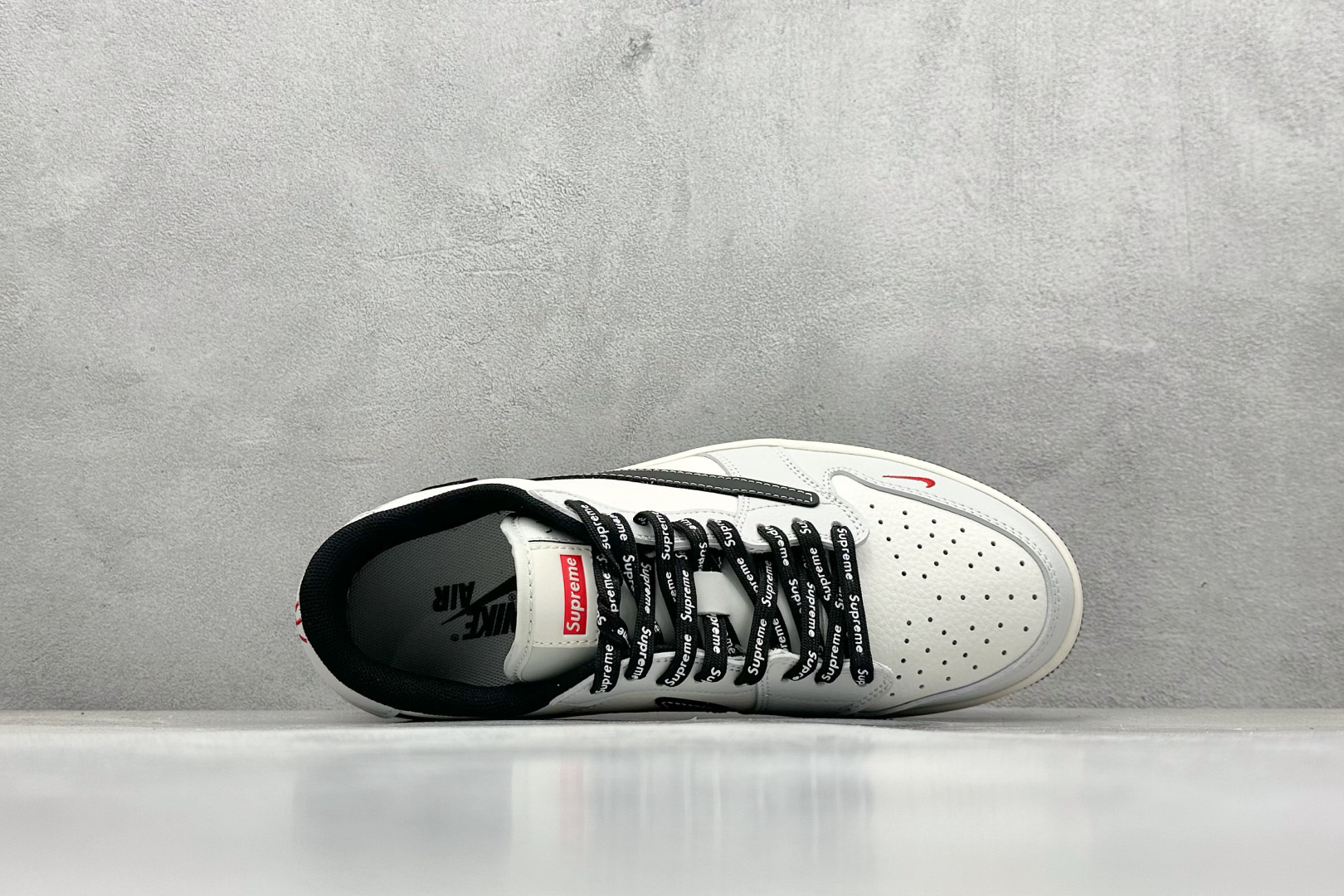 XC版 Travis Scott x Nike Air Jordan 1 Low x Supreme 米黑红 Air Jordan 1 Low 反转米黑红小钩倒钩 SJ2068-119 XC版 Travis Scott x Nike Air Jordan 1 Low x Supreme 米黑红 Air Jordan 1 Low 反转米黑红小钩倒钩 SJ2068-119