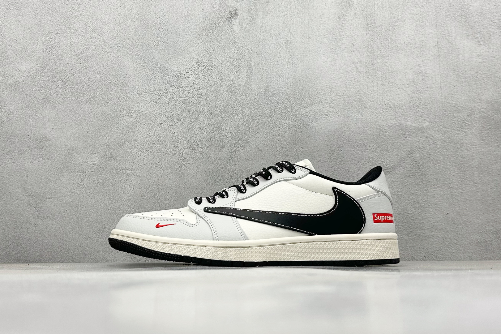 XC版 Travis Scott x Nike Air Jordan 1 Low x Supreme 米黑红 Air Jordan 1 Low 反转米黑红小钩倒钩 SJ2068-119 XC版 Travis Scott x Nike Air Jordan 1 Low x Supreme 米黑红 Air Jordan 1 Low 反转米黑红小钩倒钩 SJ2068-119