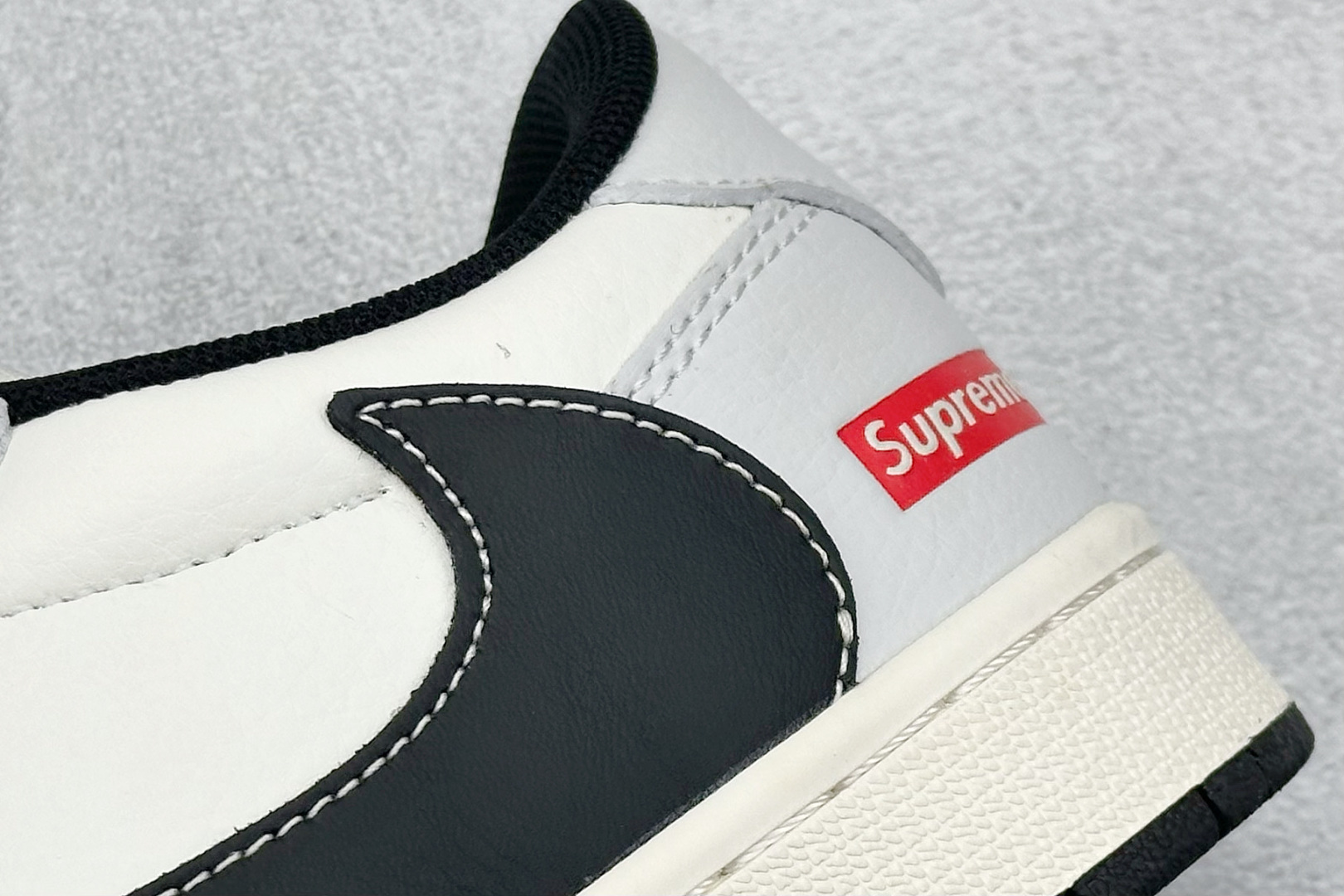 XC版 Travis Scott x Nike Air Jordan 1 Low x Supreme 米黑红 Air Jordan 1 Low 反转米黑红小钩倒钩 SJ2068-119 XC版 Travis Scott x Nike Air Jordan 1 Low x Supreme 米黑红 Air Jordan 1 Low 反转米黑红小钩倒钩 SJ2068-119