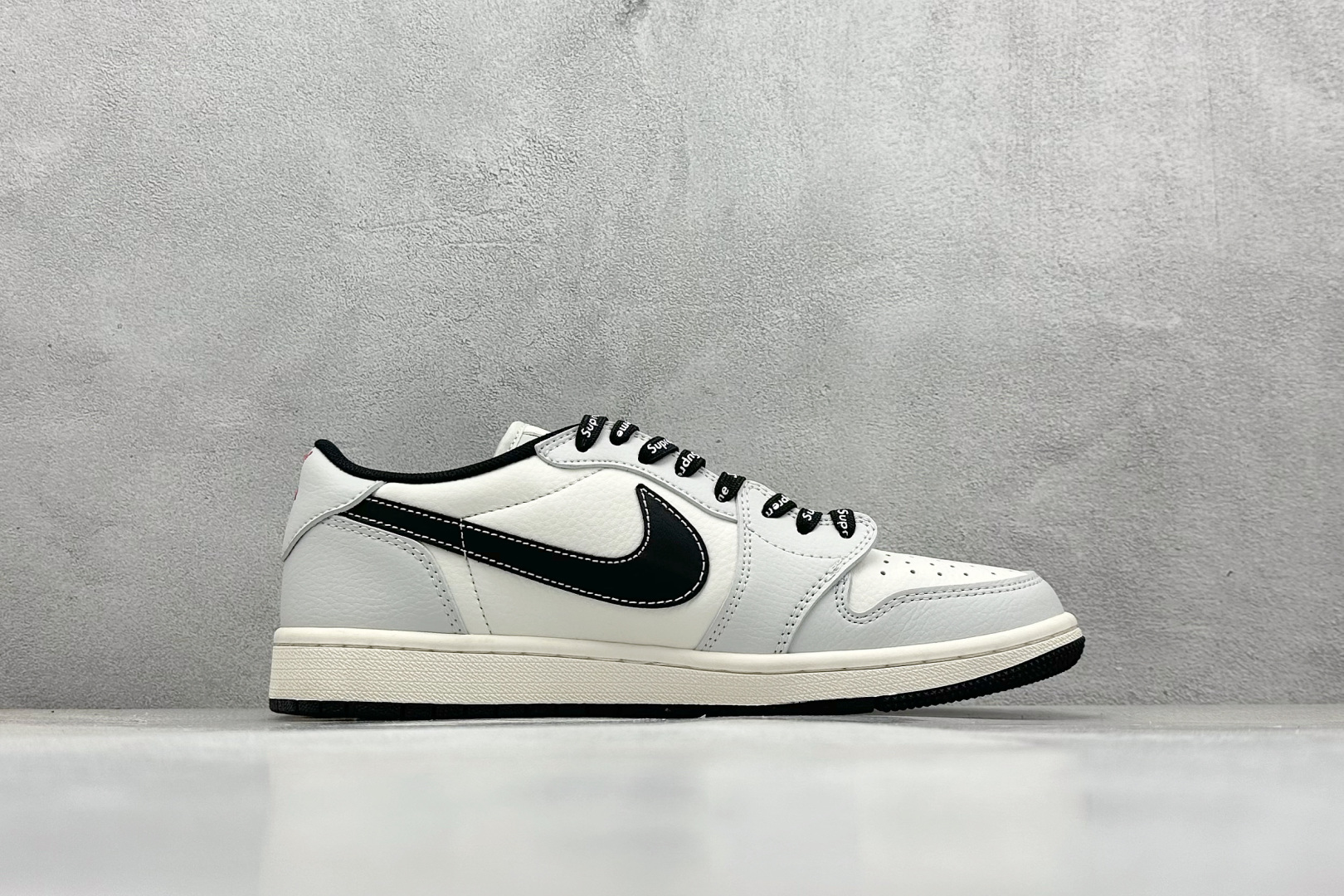 XC版 Travis Scott x Nike Air Jordan 1 Low x Supreme 米黑红 Air Jordan 1 Low 反转米黑红小钩倒钩 SJ2068-119 XC版 Travis Scott x Nike Air Jordan 1 Low x Supreme 米黑红 Air Jordan 1 Low 反转米黑红小钩倒钩 SJ2068-119