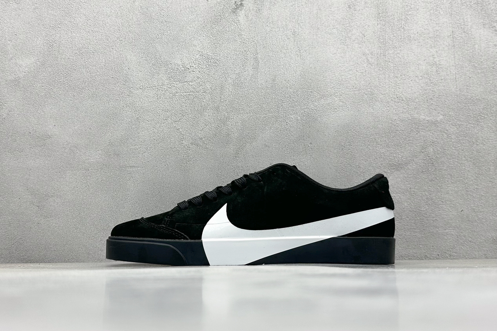NO:349263,Local terminal store GX version Nike Blazer City Low LX The whole shoe is made of suede, the whole pair of shoes has a lot of texture, the most eye-catching thing is that the super large Swoosh on the side of the shoe is very exciting #The only official correct version on the market #The original supply of Zhuba Ge #Solid outsole #Correct large Swoosh with uniform gloss #Midsole double glue holes in front and rear palms Item number AV2253-001 Code 26,,stuart weitzman,chamois leather19860909本地 终端放店 GX版Nike Blazer City Low LX 整鞋由麂皮打造,整双鞋质感十足,最吸睛的莫过于,鞋侧的超大Swoosh,十分惹人心动 #市面唯一官方正确版 #原厂供应猪八革 #实心大底 #正确大Swoosh 光泽感均匀 #中底前后掌双注胶孔 货号AV2253-001 编码26,,stuart weitzman,chamois leather,Men's shoes