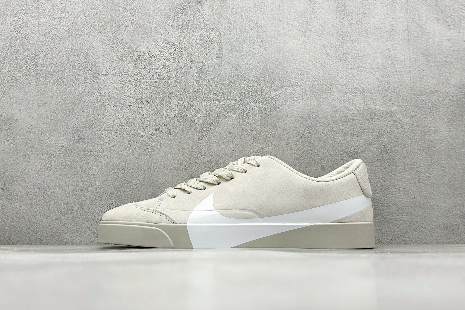 NO:349063,Local terminal store GX version Nike Blazer City Low LX The whole shoe is made of suede, the whole pair of shoes has a lot of texture, the most eye-catching thing is that the super large Swoosh on the side of the shoe is very exciting #The only official correct version on the market #Original supply of Zhuba Ge #Solid outsole #Correct large Swoosh with uniform gloss #Midsole double glue holes in front and rear palms Item number AV2253-800 Code 26,,stuart weitzman,chamois leather19860909本地 终端放店 GX版Nike Blazer City Low LX 整鞋由麂皮打造,整双鞋质感十足,最吸睛的莫过于,鞋侧的超大Swoosh,十分惹人心动 #市面唯一官方正确版 #原厂供应猪八革 #实心大底 #正确大Swoosh 光泽感均匀 #中底前后掌双注胶孔 货号AV2253-800 编码26,,stuart weitzman,chamois leather,Men's shoes