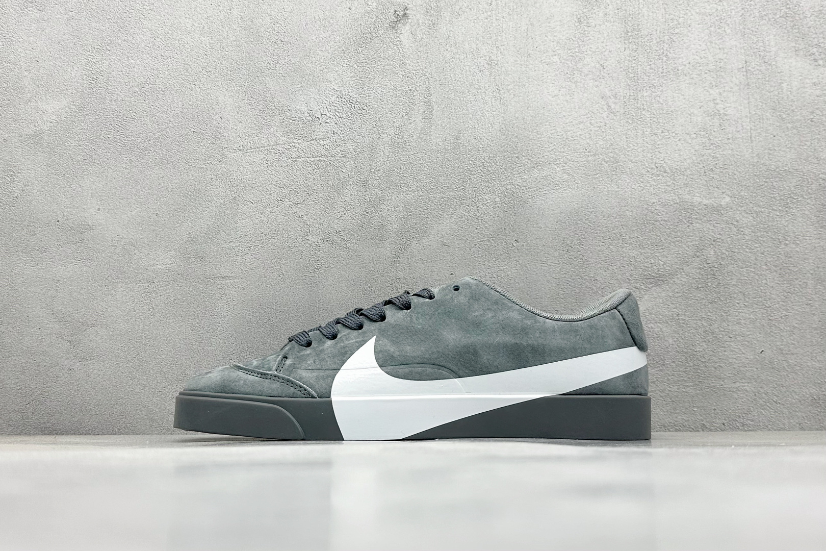 NO:349086,Local terminal store GX version Nike Blazer City Low LX The whole shoe is made of suede, the whole shoe has a lot of texture, the most eye-catching thing is that the super large Swoosh on the side of the shoe is very exciting #The only official correct version on the market #Original supply of Zhuba Ge #Solid outsole #Correct large Swoosh with uniform gloss #Midsole double glue holes in front and rear palms Item number AV2253-300 Code 26,,stuart weitzman,chamois leather19860909本地 终端放店 GX版Nike Blazer City Low LX 整鞋由麂皮打造,整双鞋质感十足,最吸睛的莫过于,鞋侧的超大Swoosh,十分惹人心动 #市面唯一官方正确版 #原厂供应猪八革 #实心大底 #正确大Swoosh 光泽感均匀 #中底前后掌双注胶孔 货号AV2253-300 编码26,,stuart weitzman,chamois leather,Men's shoes