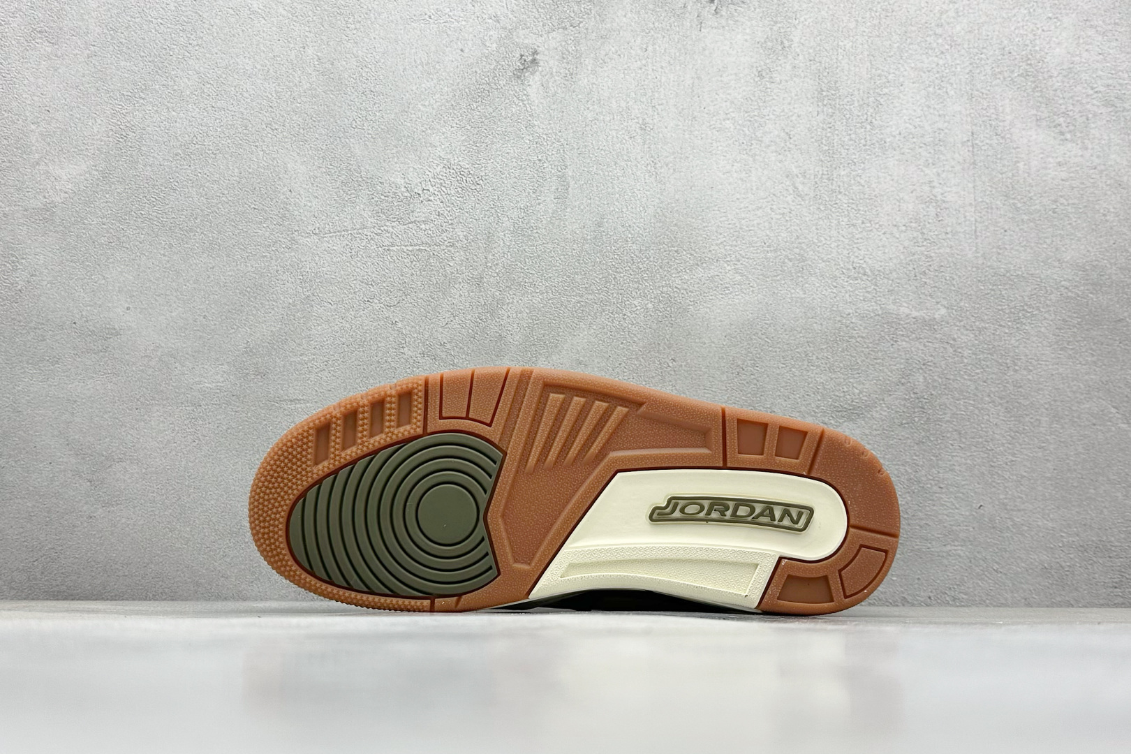 最强312 Air Jordan Legacy 312 Low 有着交错结合的设计 IB8856-121