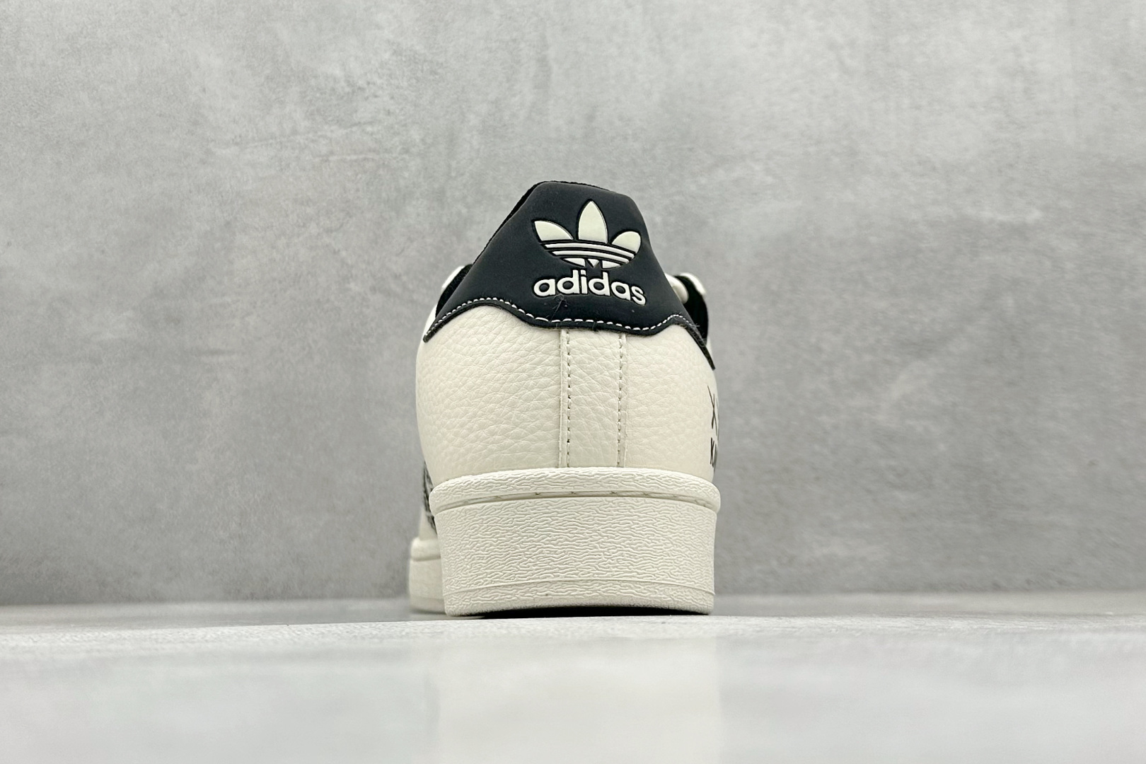 AD Originals Gazelle Indoor KAWS联名 三叶草复古休闲运动板鞋 XG0008