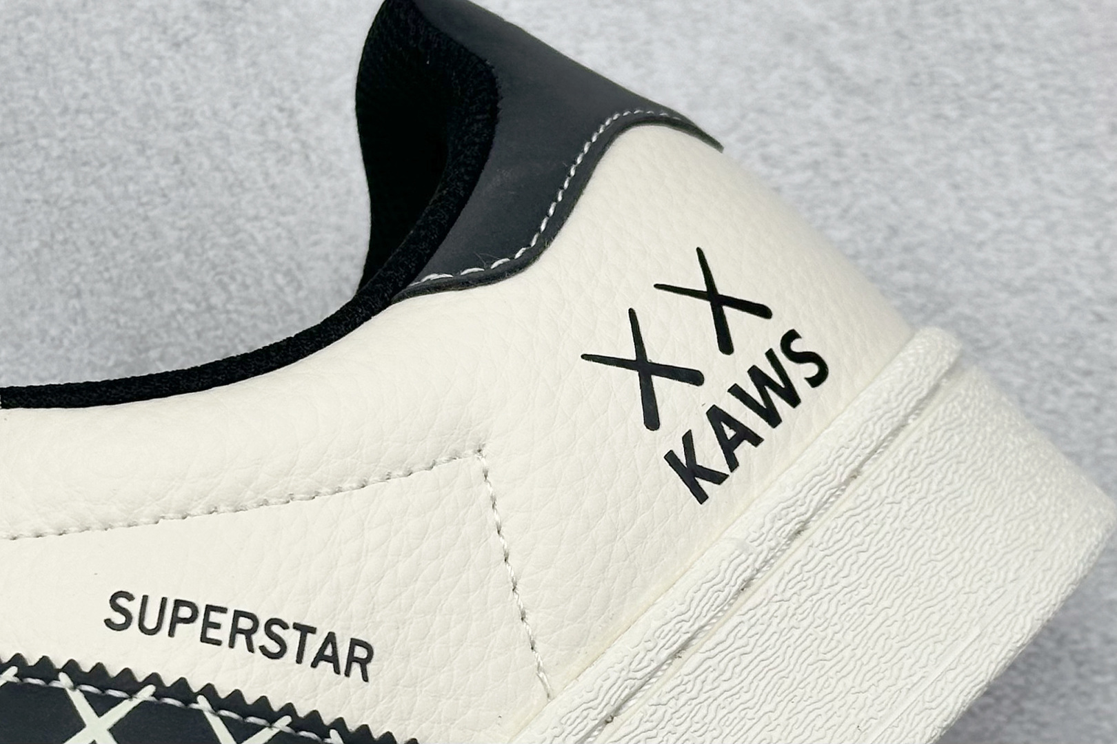 AD Originals Gazelle Indoor KAWS联名 三叶草复古休闲运动板鞋 XG0008