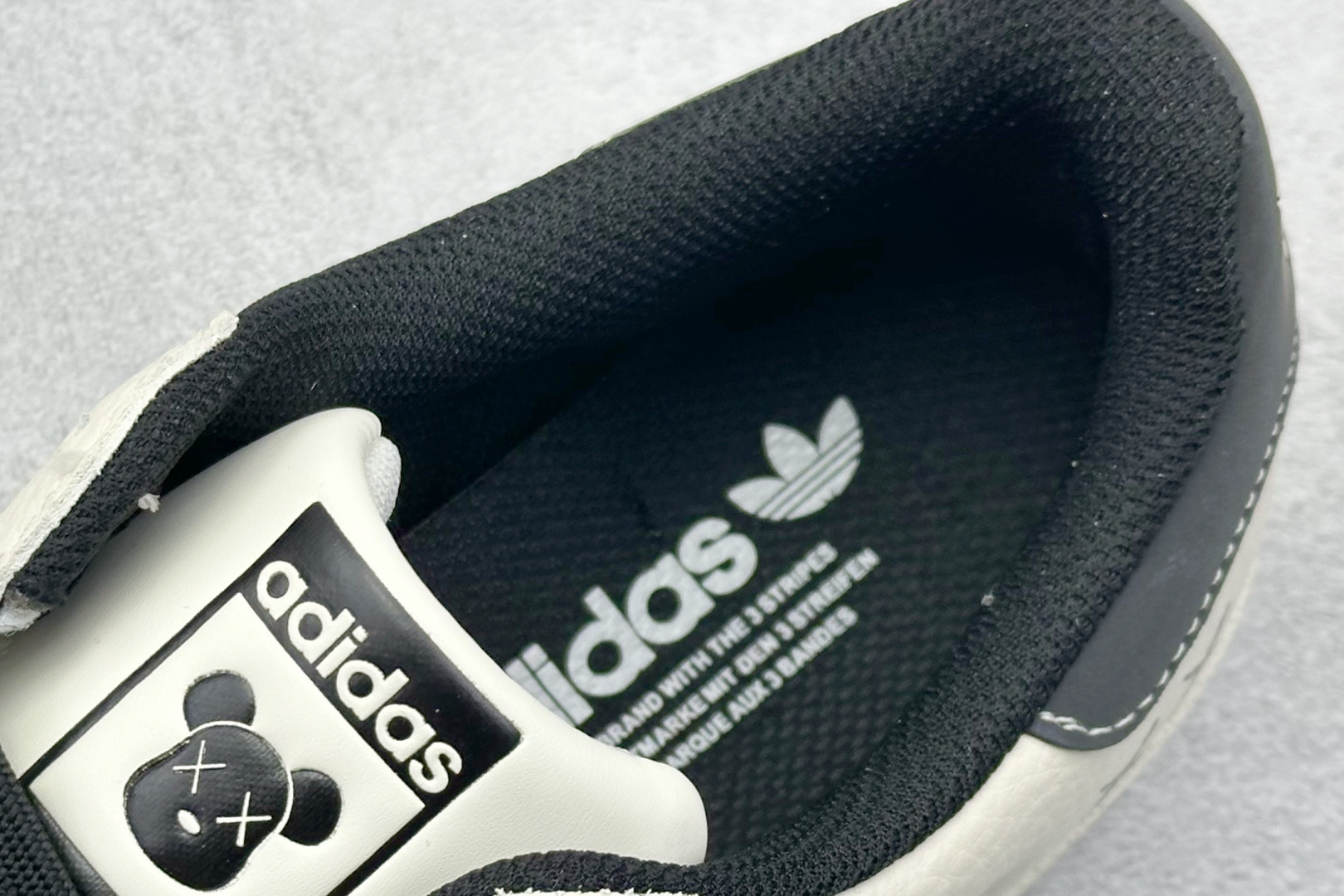 AD Originals Gazelle Indoor KAWS联名 三叶草复古休闲运动板鞋 XG0008