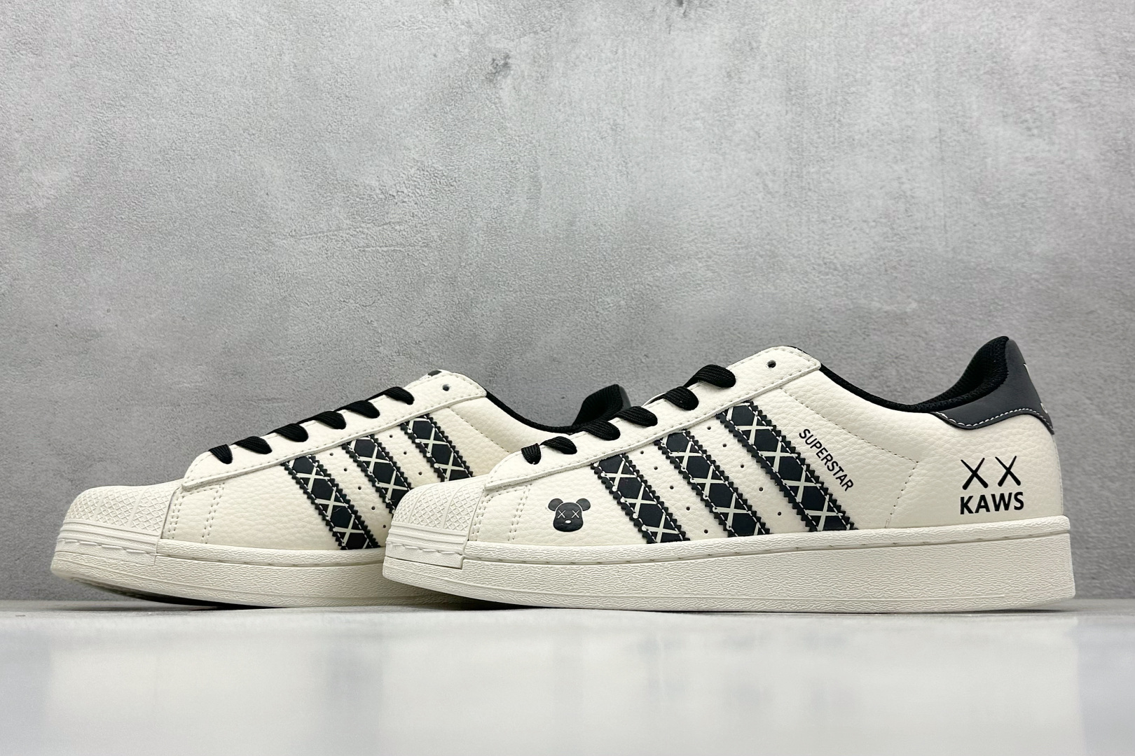 AD Originals Gazelle Indoor KAWS联名 三叶草复古休闲运动板鞋 XG0008