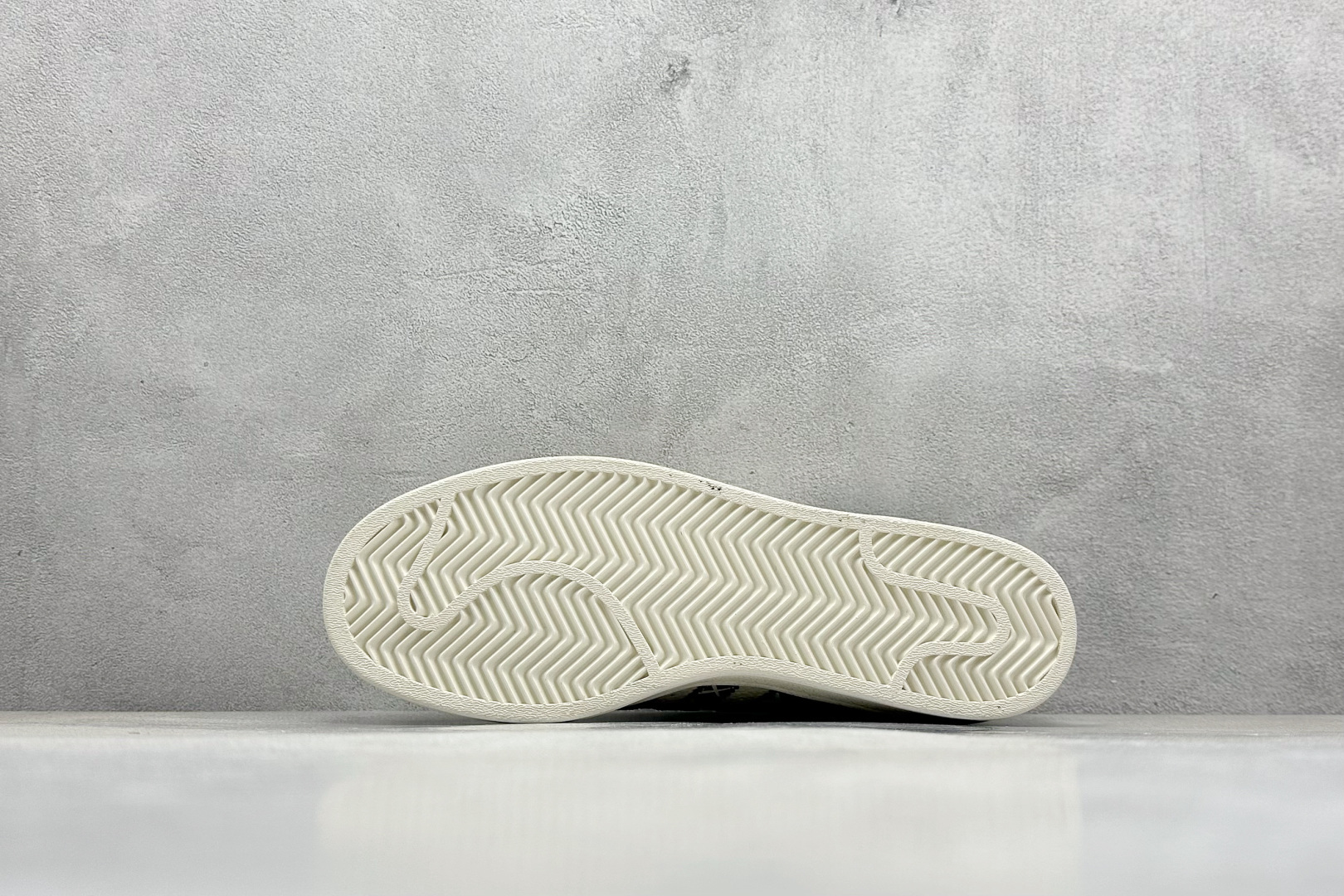 AD Originals Gazelle Indoor KAWS联名 三叶草复古休闲运动板鞋 XG0008