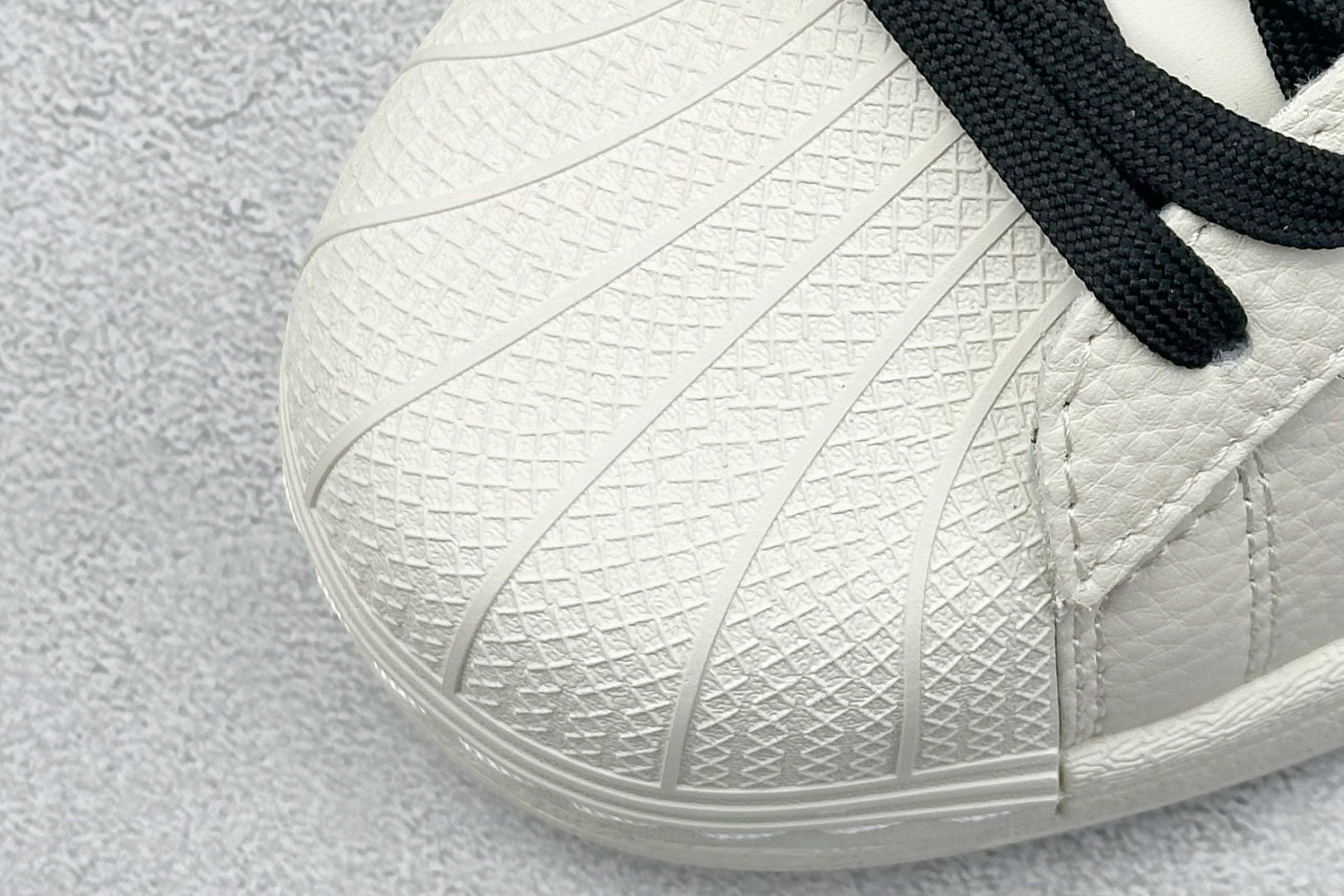 AD Originals Gazelle Indoor KAWS联名 三叶草复古休闲运动板鞋 XG0008