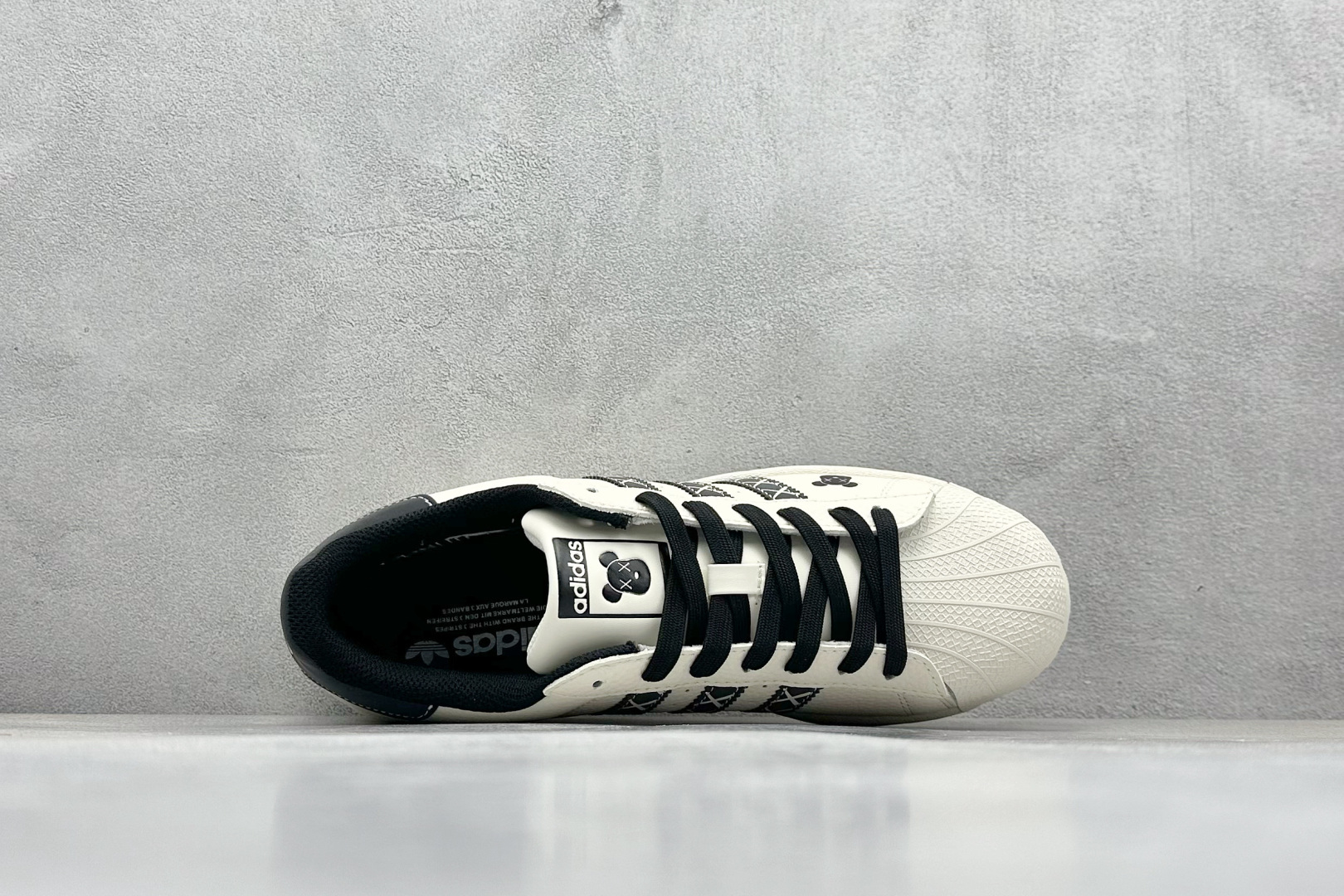 AD Originals Gazelle Indoor KAWS联名 三叶草复古休闲运动板鞋 XG0008