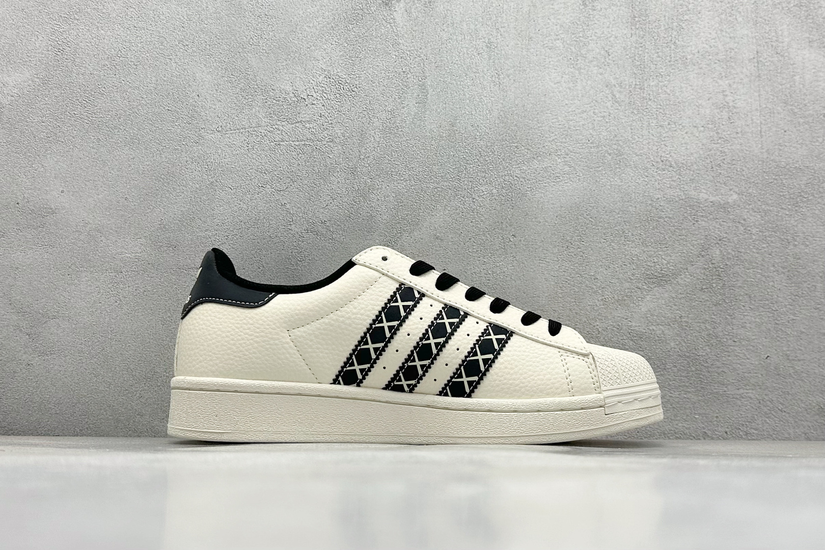 AD Originals Gazelle Indoor KAWS联名 三叶草复古休闲运动板鞋 XG0008