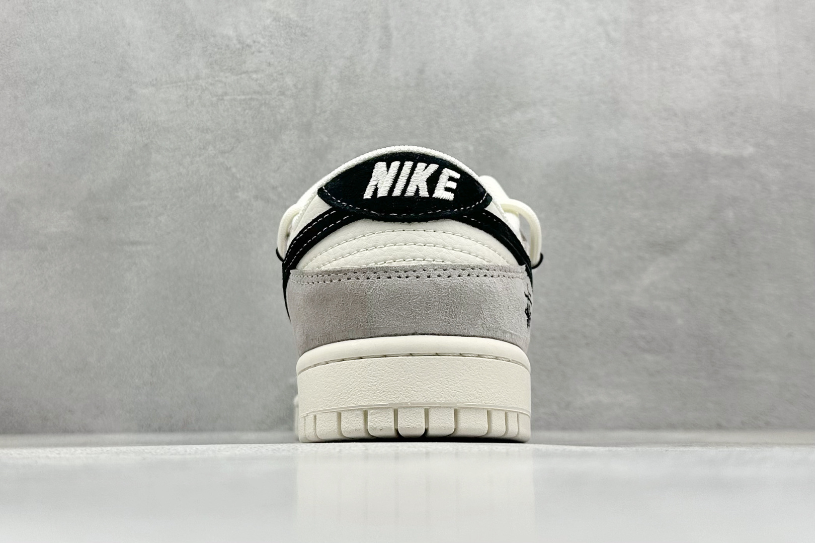 Nk SB Dunk Low 斯图西-绑带弹幕黑勾 周年高端定制 低帮休闲板鞋 SJ2068-306