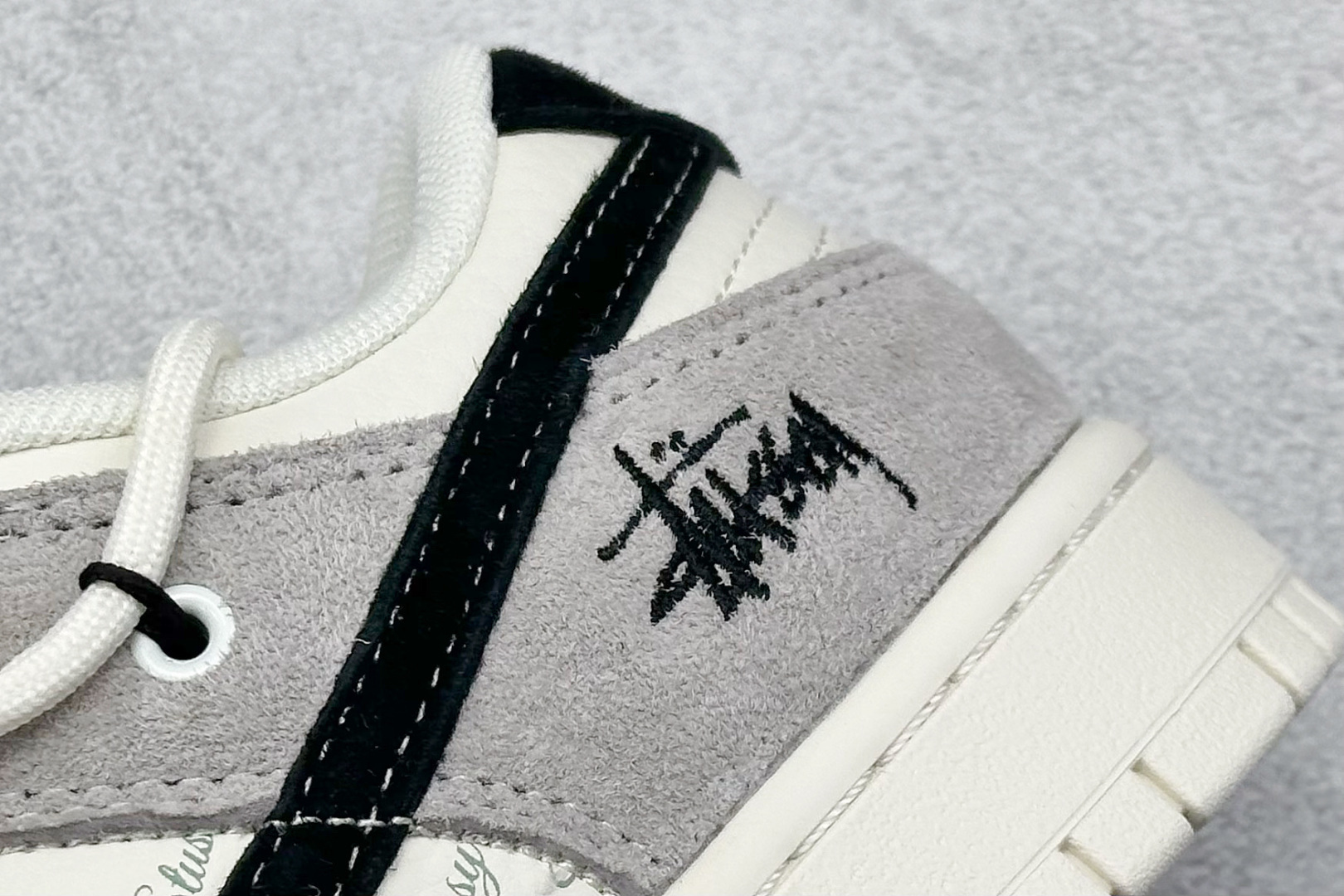 Nk SB Dunk Low 斯图西-绑带弹幕黑勾 周年高端定制 低帮休闲板鞋 SJ2068-306