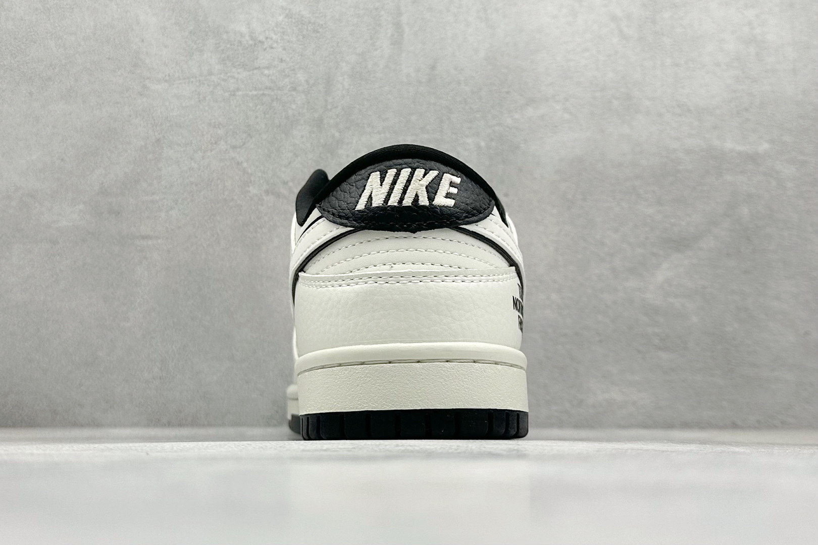 SC版Nike SB Dunk Low 北面联名 黑白三小勾 周年高端定制 低帮休闲板鞋 SC9207-423