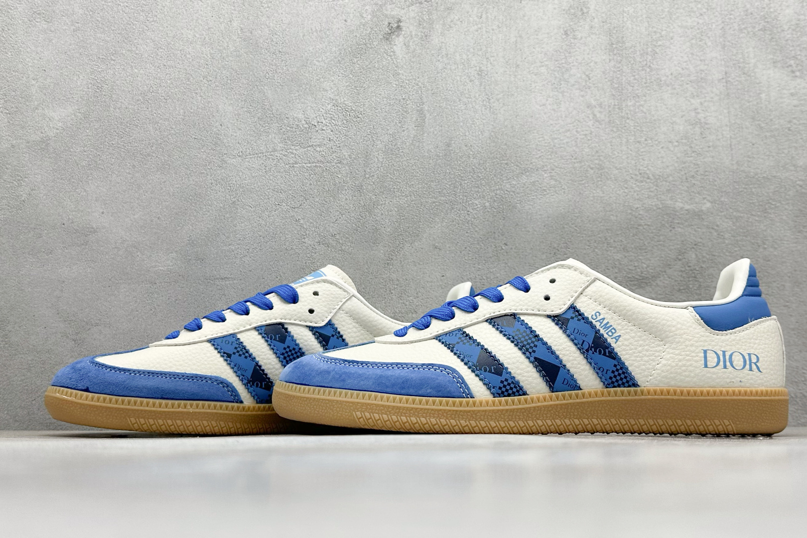 adidas originals Samba x DIOR 蓝白 桑巴舞系列复古经典轻便板鞋 XR0004