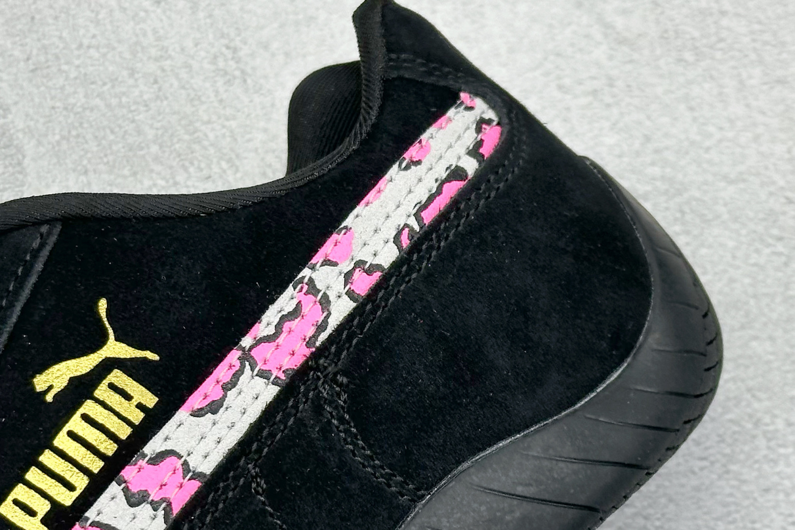 💰160  高性价比版本
【PUM】Puma Speedcet OG  彪马低帮复古运动休闲赛车跑鞋 
以趣味十足又前卫复古的设计引领潮流，将赛道精神融入街头时尚，开启前卫竞速之旅。融入经典配色，主打前卫复古风。鞋款的鞋侧以复古的流线造型，缀以经典Logo，巧妙吸睛；麂皮+网眼融合舒适鞋面，赋予了独特的个性美学，演绎赛车的无尽能量。 

货号：398846-01
编码：24