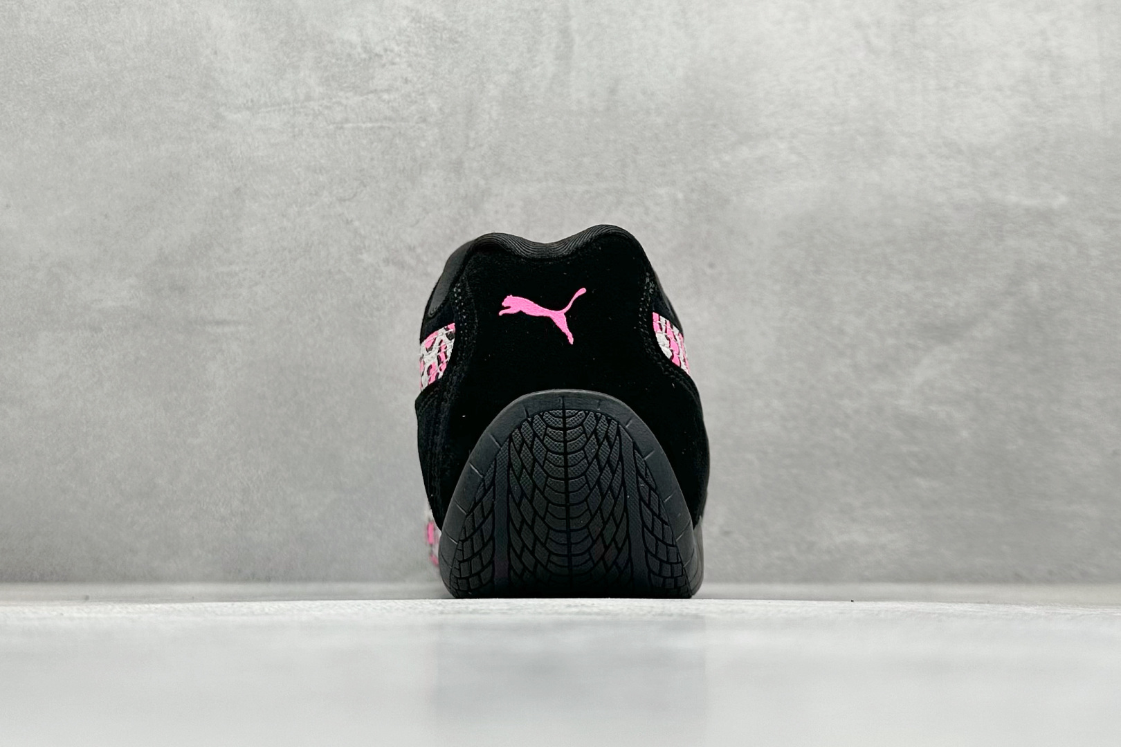 💰160  高性价比版本
【PUM】Puma Speedcet OG  彪马低帮复古运动休闲赛车跑鞋 
以趣味十足又前卫复古的设计引领潮流，将赛道精神融入街头时尚，开启前卫竞速之旅。融入经典配色，主打前卫复古风。鞋款的鞋侧以复古的流线造型，缀以经典Logo，巧妙吸睛；麂皮+网眼融合舒适鞋面，赋予了独特的个性美学，演绎赛车的无尽能量。 

货号：398846-01
编码：24