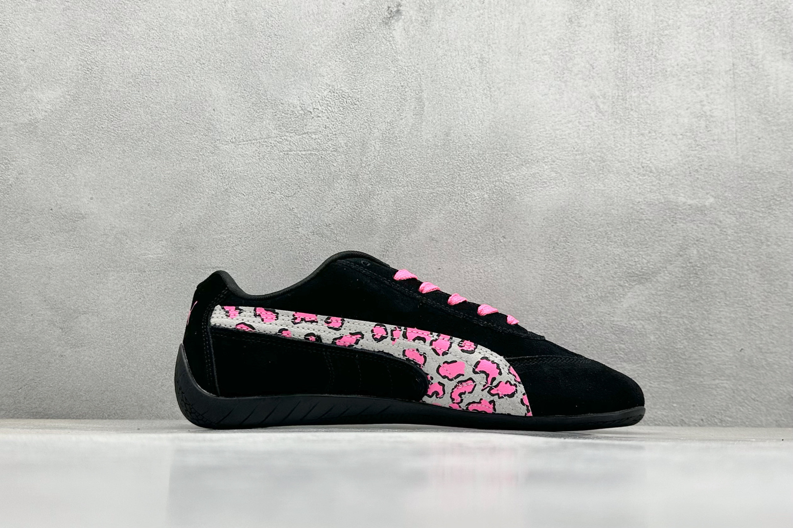 💰160  高性价比版本
【PUM】Puma Speedcet OG  彪马低帮复古运动休闲赛车跑鞋 
以趣味十足又前卫复古的设计引领潮流，将赛道精神融入街头时尚，开启前卫竞速之旅。融入经典配色，主打前卫复古风。鞋款的鞋侧以复古的流线造型，缀以经典Logo，巧妙吸睛；麂皮+网眼融合舒适鞋面，赋予了独特的个性美学，演绎赛车的无尽能量。 

货号：398846-01
编码：24