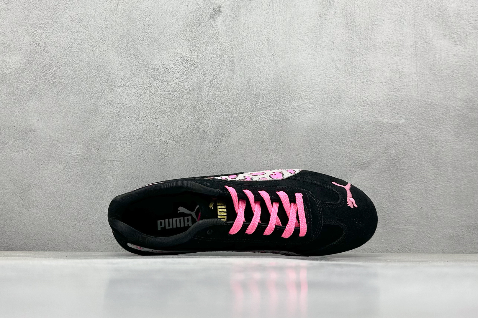 💰160  高性价比版本
【PUM】Puma Speedcet OG  彪马低帮复古运动休闲赛车跑鞋 
以趣味十足又前卫复古的设计引领潮流，将赛道精神融入街头时尚，开启前卫竞速之旅。融入经典配色，主打前卫复古风。鞋款的鞋侧以复古的流线造型，缀以经典Logo，巧妙吸睛；麂皮+网眼融合舒适鞋面，赋予了独特的个性美学，演绎赛车的无尽能量。 

货号：398846-01
编码：24
