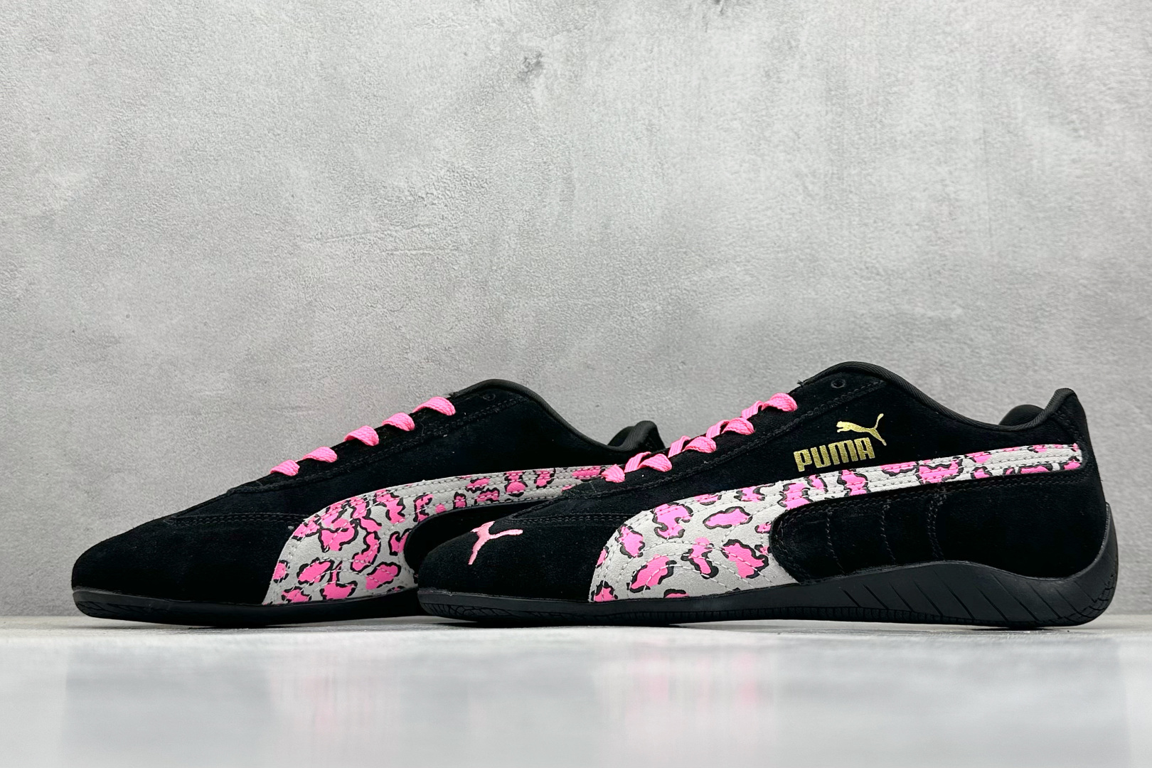💰160  高性价比版本
【PUM】Puma Speedcet OG  彪马低帮复古运动休闲赛车跑鞋 
以趣味十足又前卫复古的设计引领潮流，将赛道精神融入街头时尚，开启前卫竞速之旅。融入经典配色，主打前卫复古风。鞋款的鞋侧以复古的流线造型，缀以经典Logo，巧妙吸睛；麂皮+网眼融合舒适鞋面，赋予了独特的个性美学，演绎赛车的无尽能量。 

货号：398846-01
编码：24