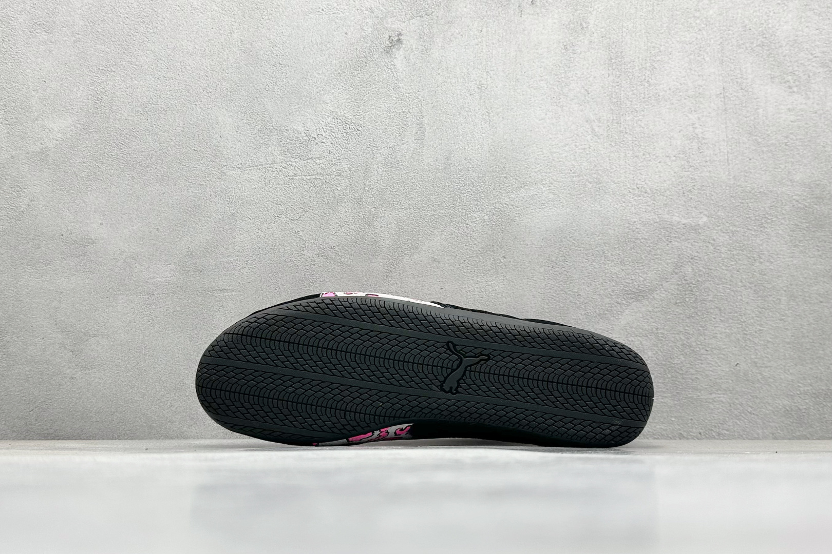 💰160  高性价比版本
【PUM】Puma Speedcet OG  彪马低帮复古运动休闲赛车跑鞋 
以趣味十足又前卫复古的设计引领潮流，将赛道精神融入街头时尚，开启前卫竞速之旅。融入经典配色，主打前卫复古风。鞋款的鞋侧以复古的流线造型，缀以经典Logo，巧妙吸睛；麂皮+网眼融合舒适鞋面，赋予了独特的个性美学，演绎赛车的无尽能量。 

货号：398846-01
编码：24