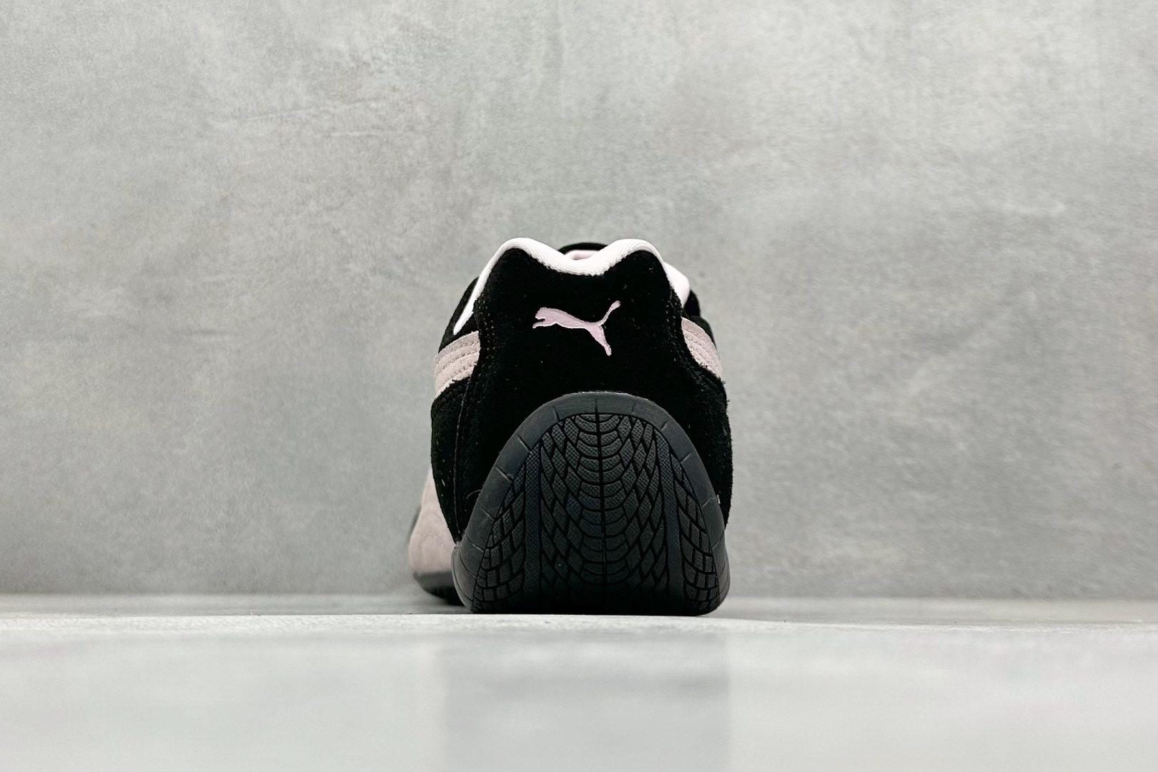 💰160  高性价比版本
【PUM】Puma Speedcet OG  彪马低帮复古运动休闲赛车跑鞋 
以趣味十足又前卫复古的设计引领潮流，将赛道精神融入街头时尚，开启前卫竞速之旅。融入经典配色，主打前卫复古风。鞋款的鞋侧以复古的流线造型，缀以经典Logo，巧妙吸睛；麂皮+网眼融合舒适鞋面，赋予了独特的个性美学，演绎赛车的无尽能量。 

货号：398846-09
编码：24