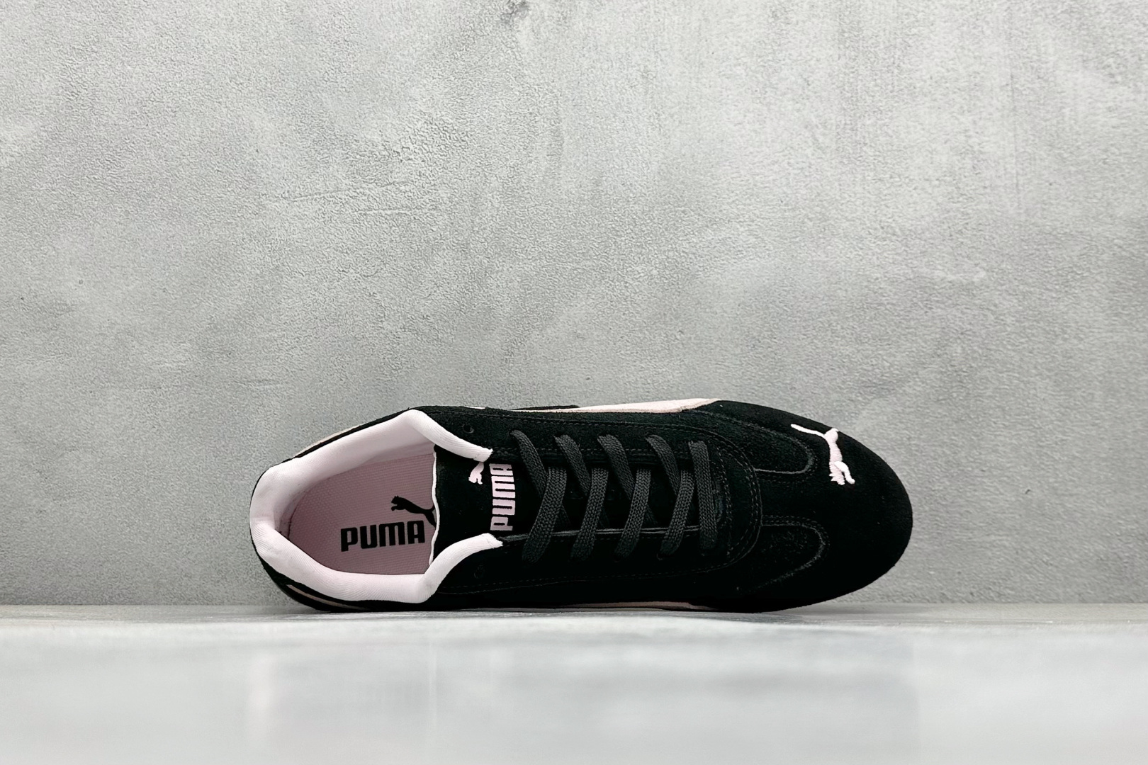 💰160  高性价比版本
【PUM】Puma Speedcet OG  彪马低帮复古运动休闲赛车跑鞋 
以趣味十足又前卫复古的设计引领潮流，将赛道精神融入街头时尚，开启前卫竞速之旅。融入经典配色，主打前卫复古风。鞋款的鞋侧以复古的流线造型，缀以经典Logo，巧妙吸睛；麂皮+网眼融合舒适鞋面，赋予了独特的个性美学，演绎赛车的无尽能量。 

货号：398846-09
编码：24