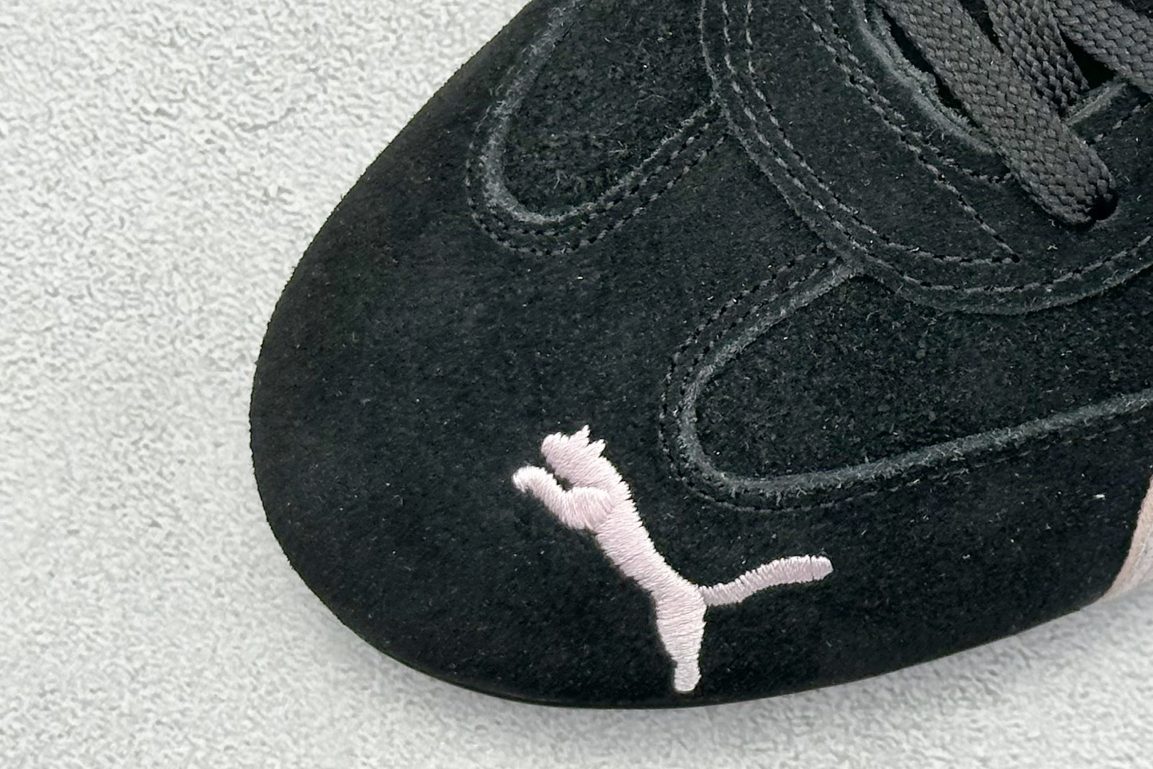 💰160  高性价比版本
【PUM】Puma Speedcet OG  彪马低帮复古运动休闲赛车跑鞋 
以趣味十足又前卫复古的设计引领潮流，将赛道精神融入街头时尚，开启前卫竞速之旅。融入经典配色，主打前卫复古风。鞋款的鞋侧以复古的流线造型，缀以经典Logo，巧妙吸睛；麂皮+网眼融合舒适鞋面，赋予了独特的个性美学，演绎赛车的无尽能量。 

货号：398846-09
编码：24
