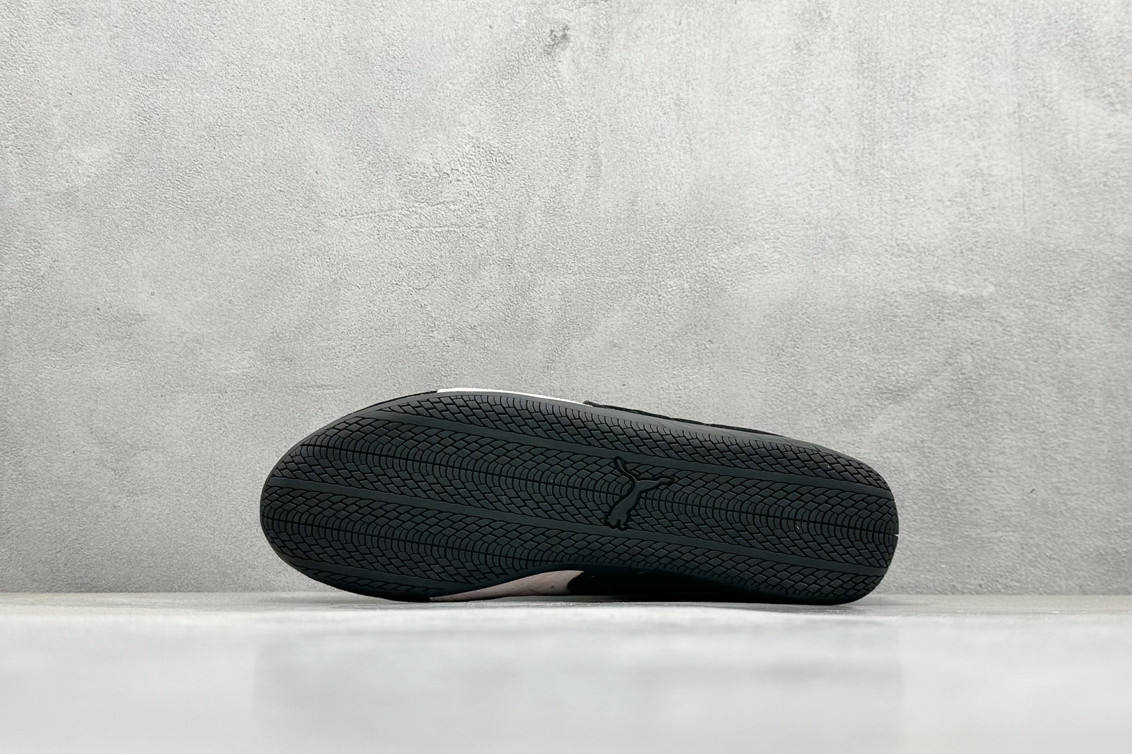 💰160  高性价比版本
【PUM】Puma Speedcet OG  彪马低帮复古运动休闲赛车跑鞋 
以趣味十足又前卫复古的设计引领潮流，将赛道精神融入街头时尚，开启前卫竞速之旅。融入经典配色，主打前卫复古风。鞋款的鞋侧以复古的流线造型，缀以经典Logo，巧妙吸睛；麂皮+网眼融合舒适鞋面，赋予了独特的个性美学，演绎赛车的无尽能量。 

货号：398846-09
编码：24