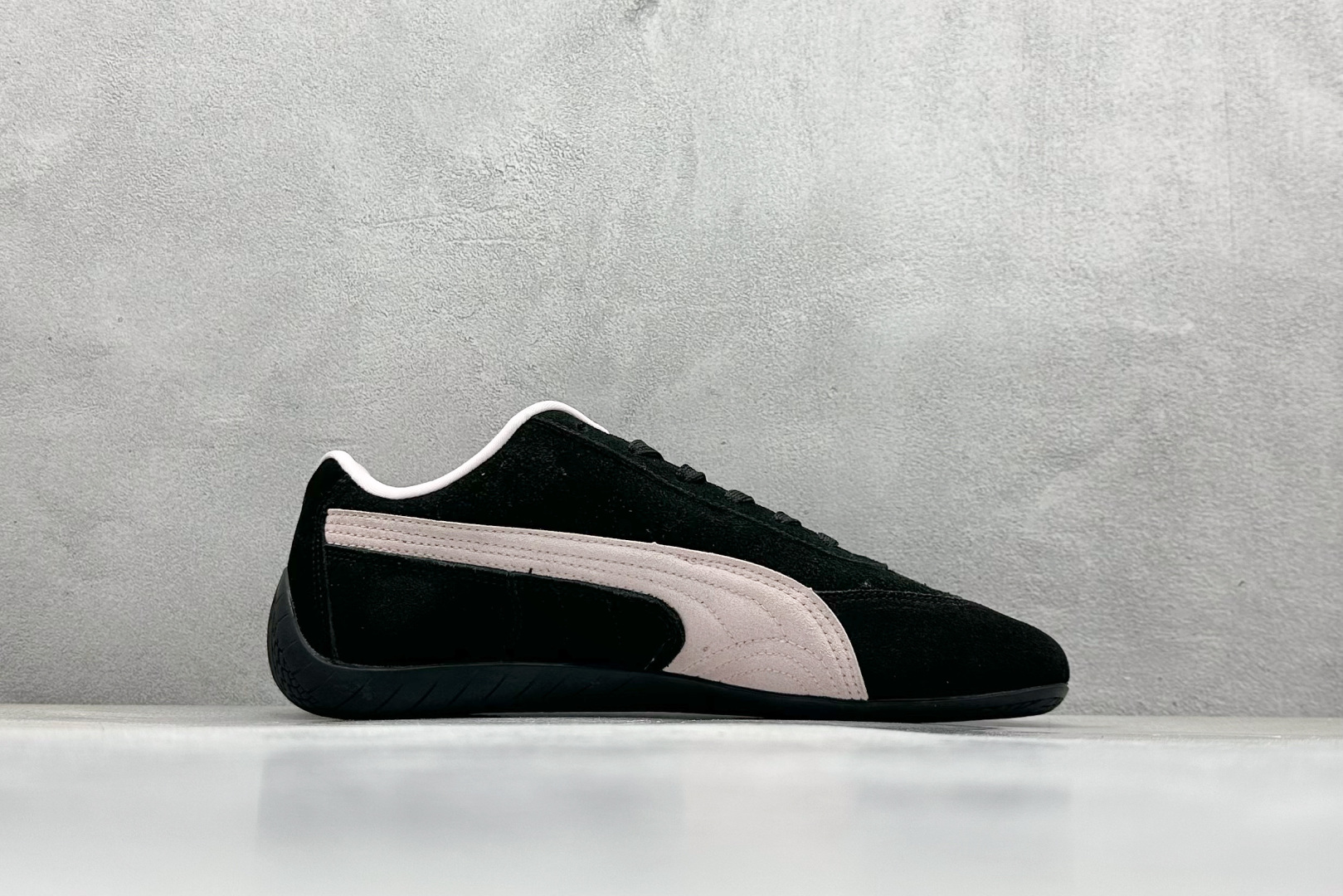 💰160  高性价比版本
【PUM】Puma Speedcet OG  彪马低帮复古运动休闲赛车跑鞋 
以趣味十足又前卫复古的设计引领潮流，将赛道精神融入街头时尚，开启前卫竞速之旅。融入经典配色，主打前卫复古风。鞋款的鞋侧以复古的流线造型，缀以经典Logo，巧妙吸睛；麂皮+网眼融合舒适鞋面，赋予了独特的个性美学，演绎赛车的无尽能量。 

货号：398846-09
编码：24