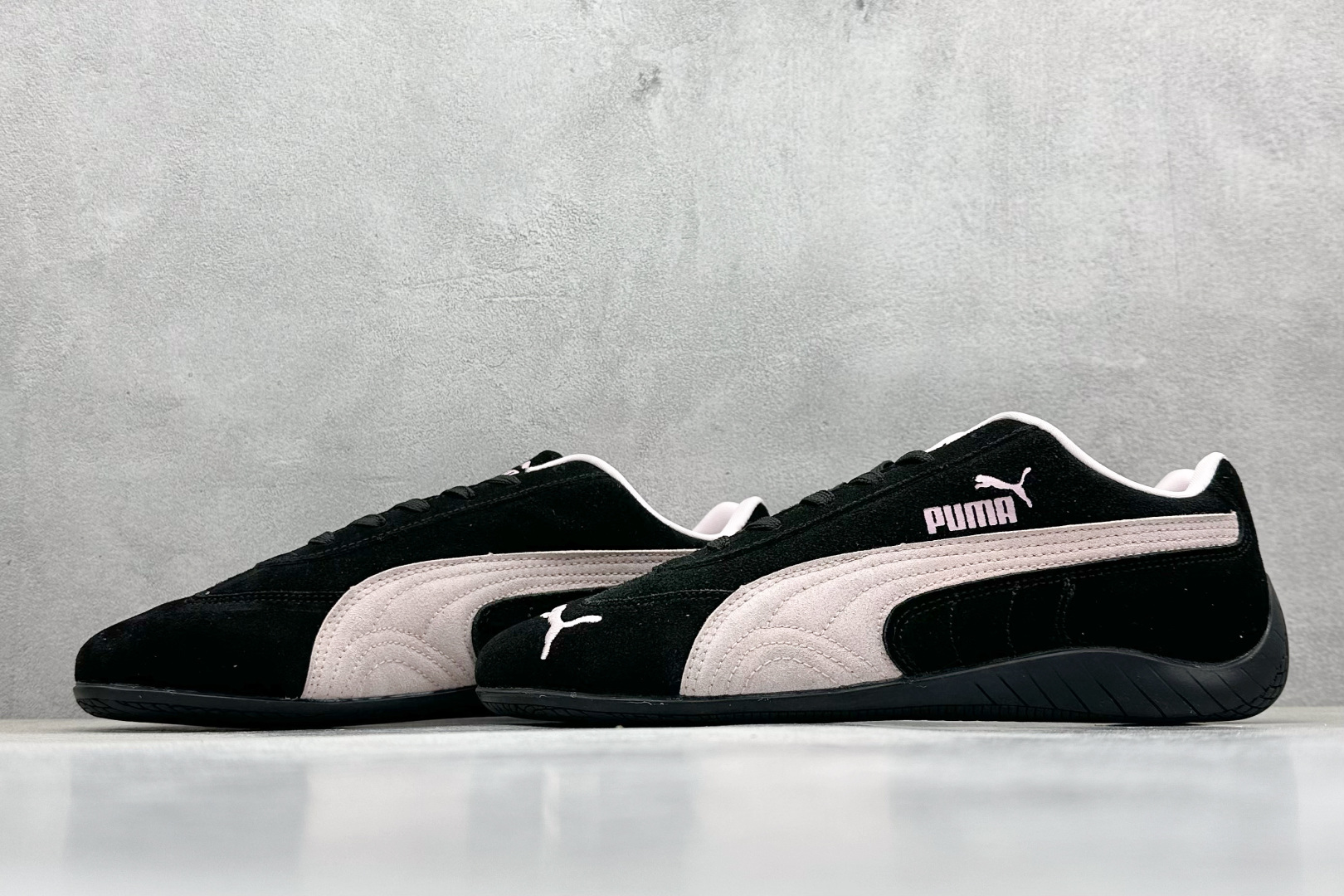 💰160  高性价比版本
【PUM】Puma Speedcet OG  彪马低帮复古运动休闲赛车跑鞋 
以趣味十足又前卫复古的设计引领潮流，将赛道精神融入街头时尚，开启前卫竞速之旅。融入经典配色，主打前卫复古风。鞋款的鞋侧以复古的流线造型，缀以经典Logo，巧妙吸睛；麂皮+网眼融合舒适鞋面，赋予了独特的个性美学，演绎赛车的无尽能量。 

货号：398846-09
编码：24