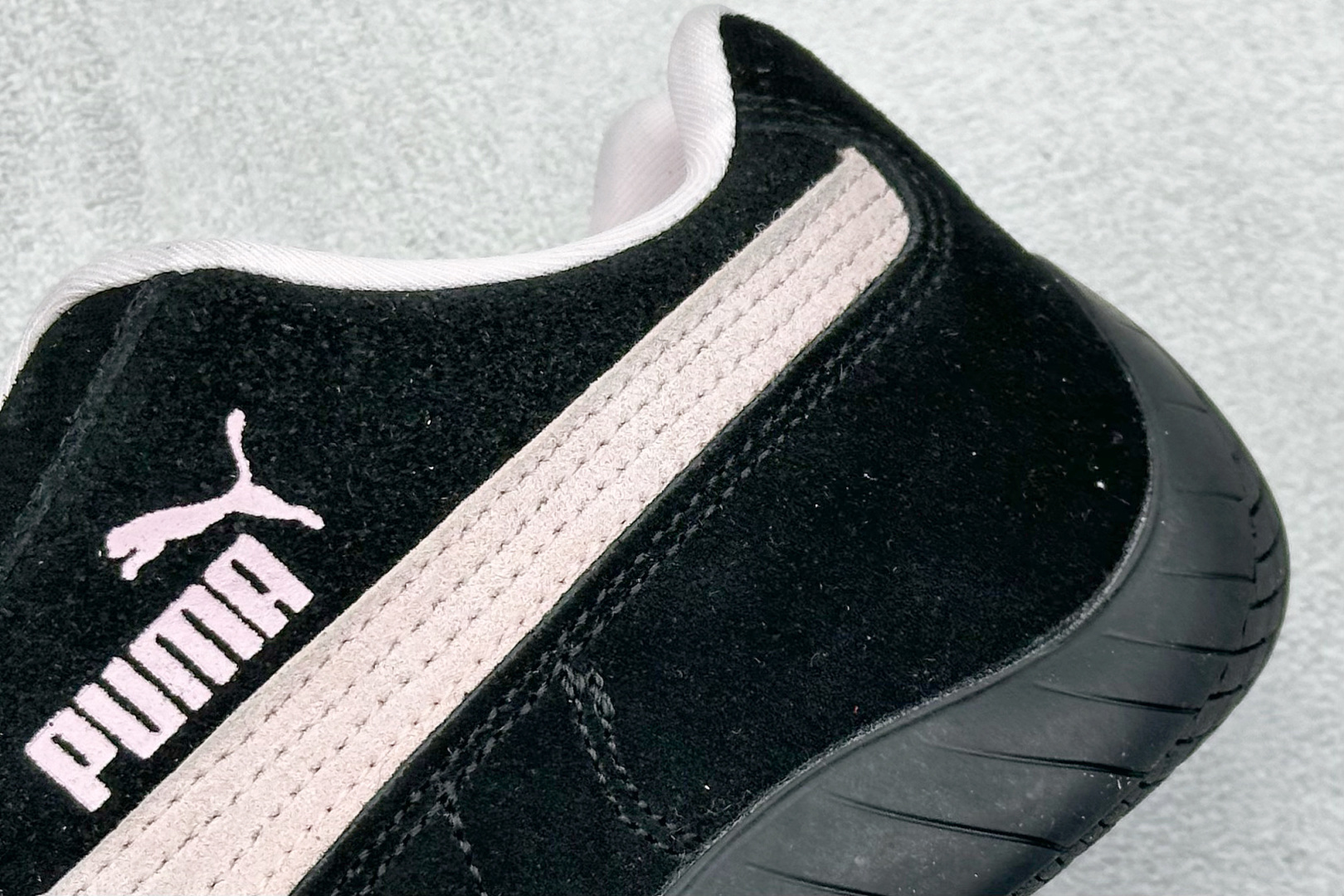 💰160  高性价比版本
【PUM】Puma Speedcet OG  彪马低帮复古运动休闲赛车跑鞋 
以趣味十足又前卫复古的设计引领潮流，将赛道精神融入街头时尚，开启前卫竞速之旅。融入经典配色，主打前卫复古风。鞋款的鞋侧以复古的流线造型，缀以经典Logo，巧妙吸睛；麂皮+网眼融合舒适鞋面，赋予了独特的个性美学，演绎赛车的无尽能量。 

货号：398846-09
编码：24