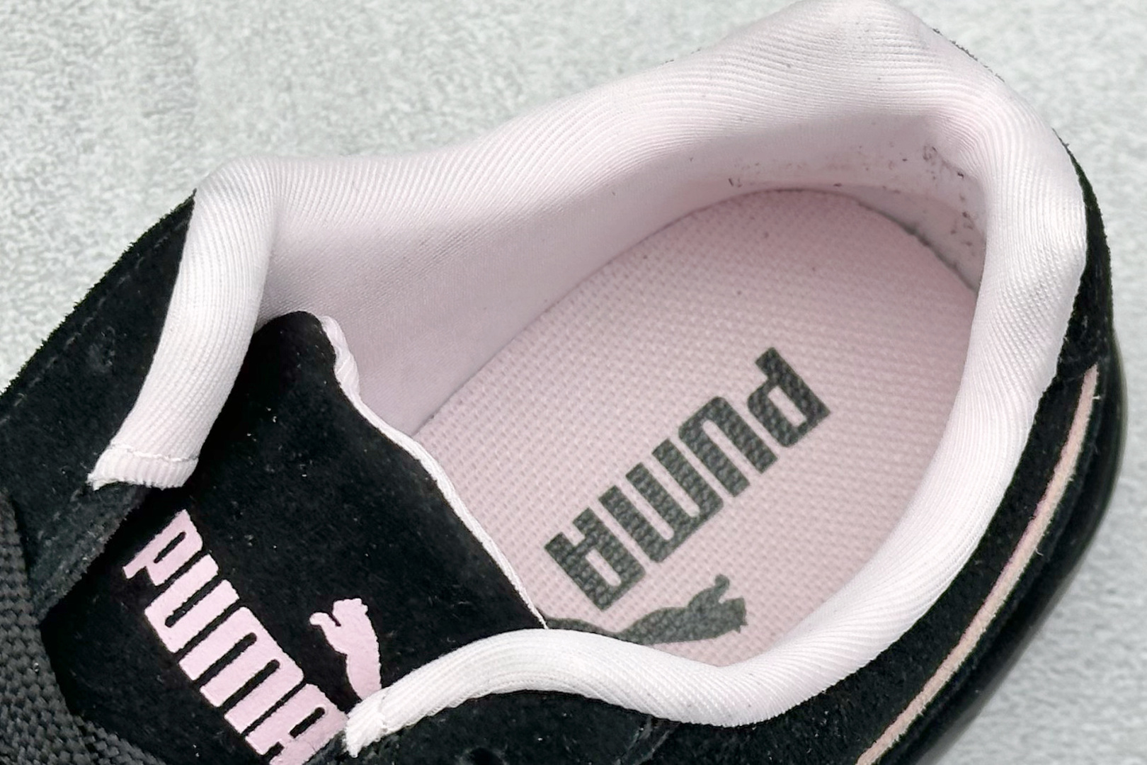 💰160  高性价比版本
【PUM】Puma Speedcet OG  彪马低帮复古运动休闲赛车跑鞋 
以趣味十足又前卫复古的设计引领潮流，将赛道精神融入街头时尚，开启前卫竞速之旅。融入经典配色，主打前卫复古风。鞋款的鞋侧以复古的流线造型，缀以经典Logo，巧妙吸睛；麂皮+网眼融合舒适鞋面，赋予了独特的个性美学，演绎赛车的无尽能量。 

货号：398846-09
编码：24
